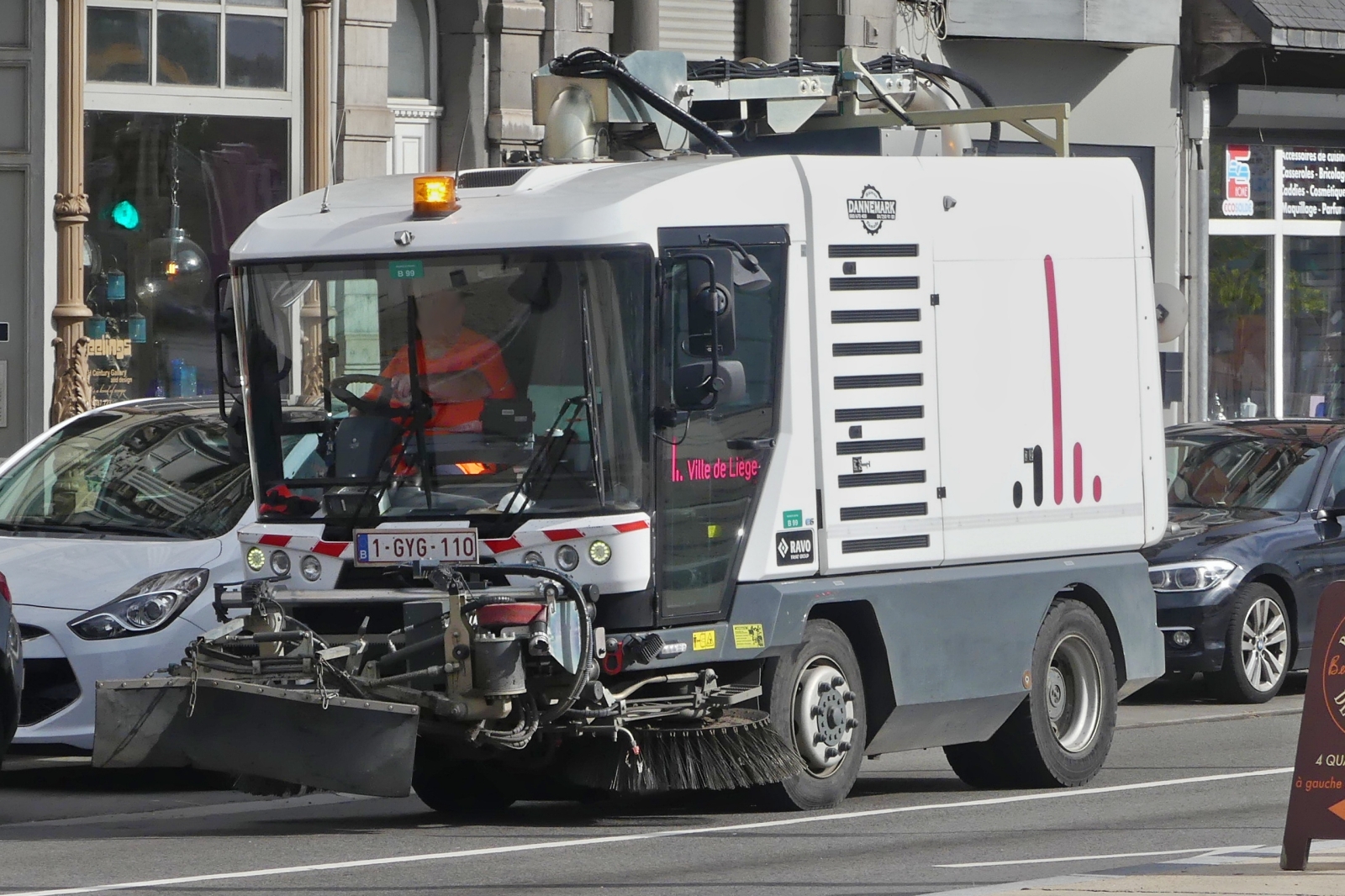 RAVO Stra�en Kehrmaschine, unterwegs zum n�chsten Einsatz in L�ttich. 09.2026
