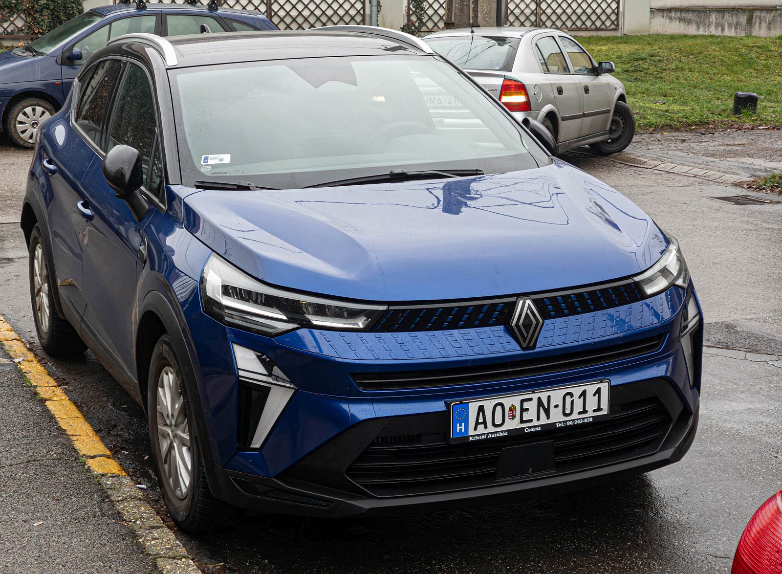 Renault Captur Mk2 Facelift in Iron Blue, gesehen in Dezember, 2025.