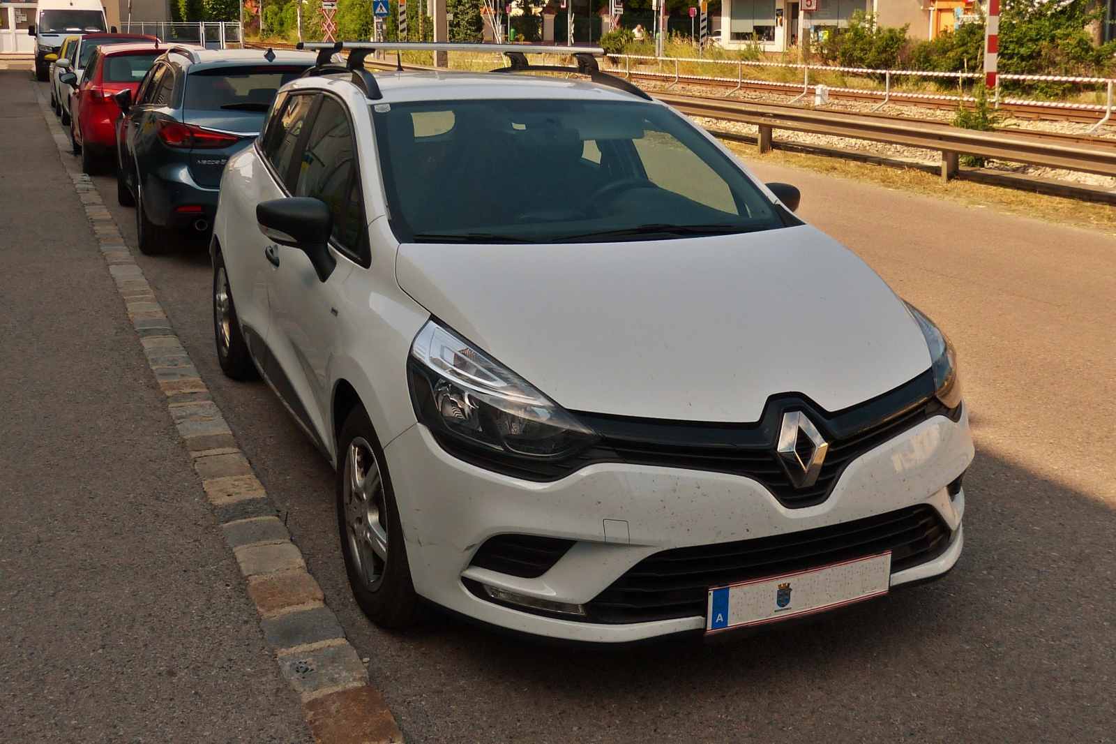 Renault Clio Break stand am Straßenrand. 06.2023