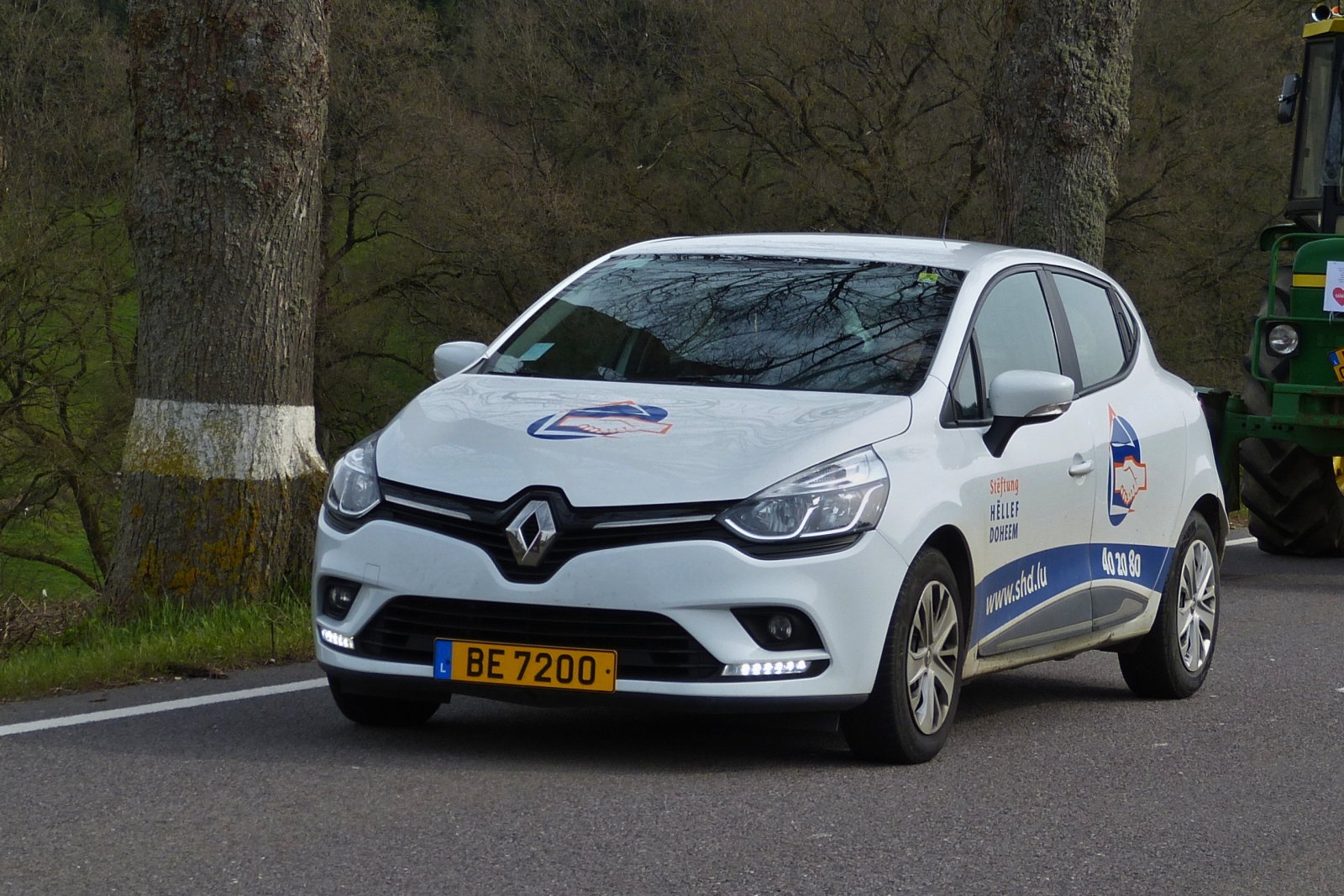 Renault Clio eines Pflegedienstes auf dem Weg zum nächsten Kunden. 04.2023