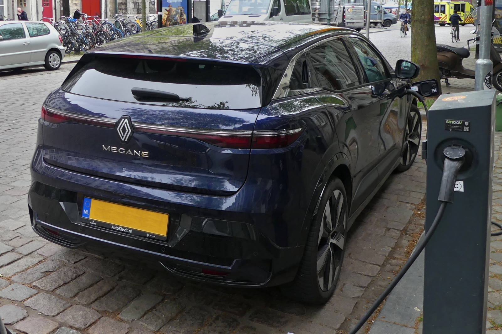 Renault eMegan steht am Straßenrand bei einer Ladesäule. 04.2024
