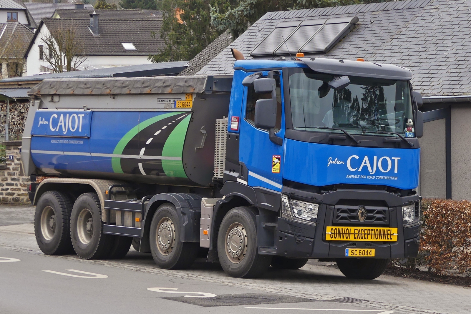 Renault Kipper, von Julie Cajot, wartet mit seiner Asphaltf�llung auf den Einsatz der Asphaltfertiger. 03.2026