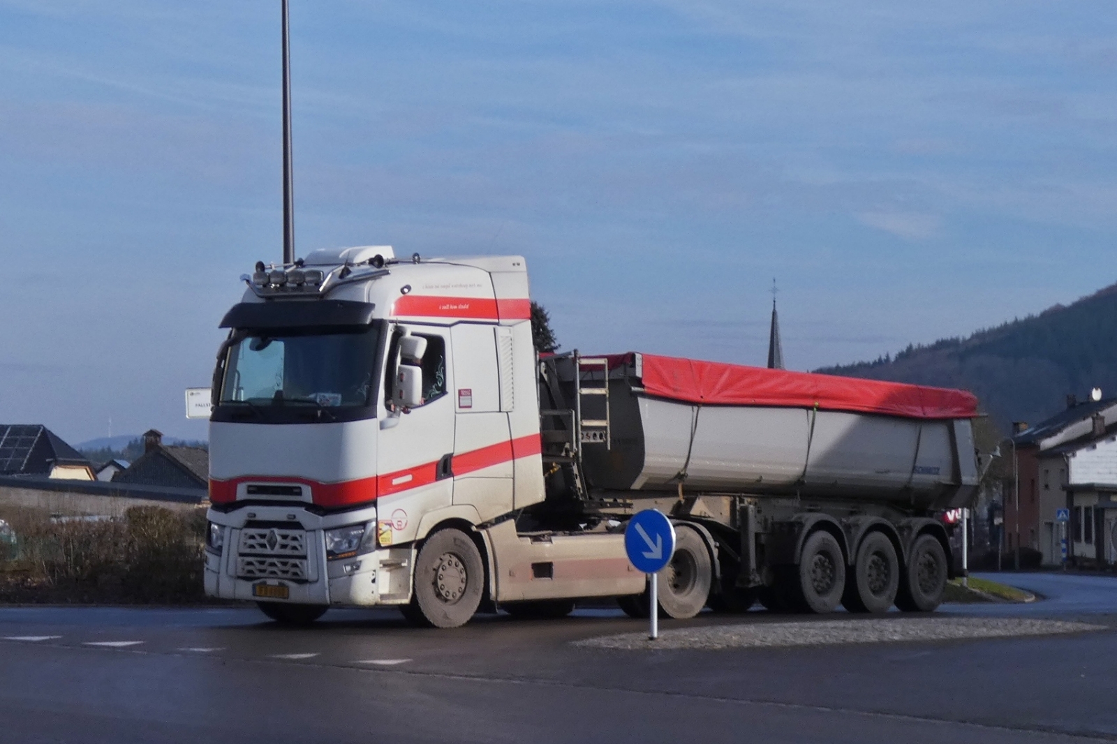 Renault Kipper Sattelzug, muss kurz an einer Kreuzung warten. 01.2026