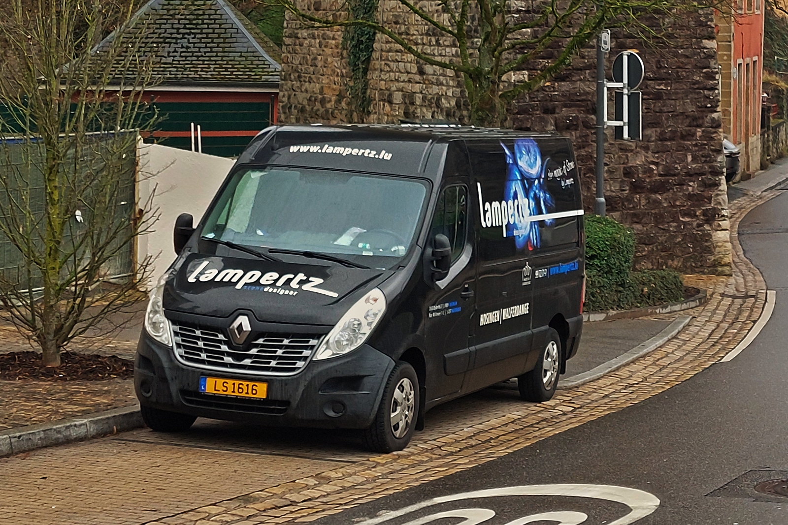 Renault Master, stand in einer Parkbucht. 02.2026