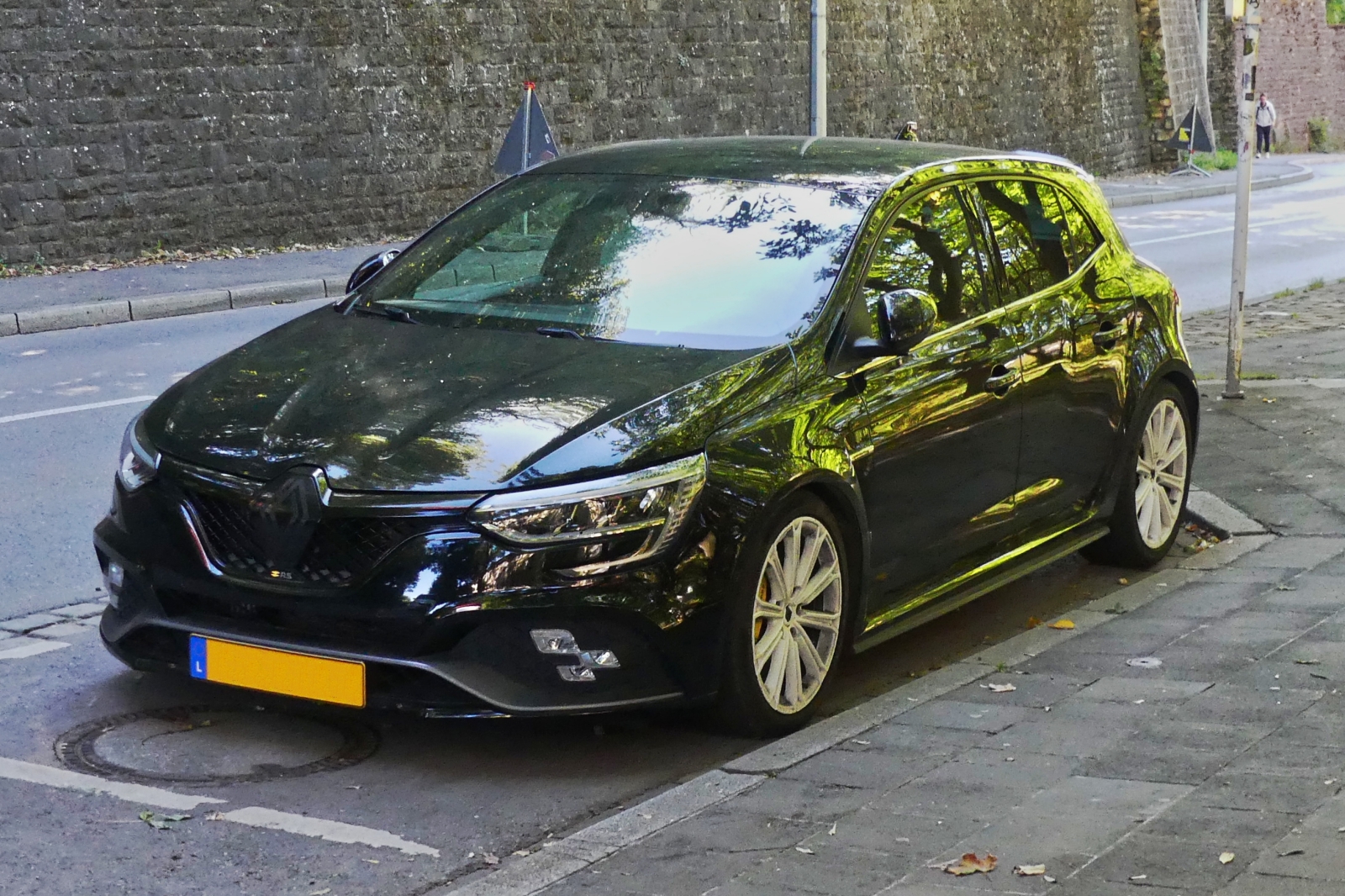 Renault Megane RS, gesehen am Stra�enrand. 09.2026