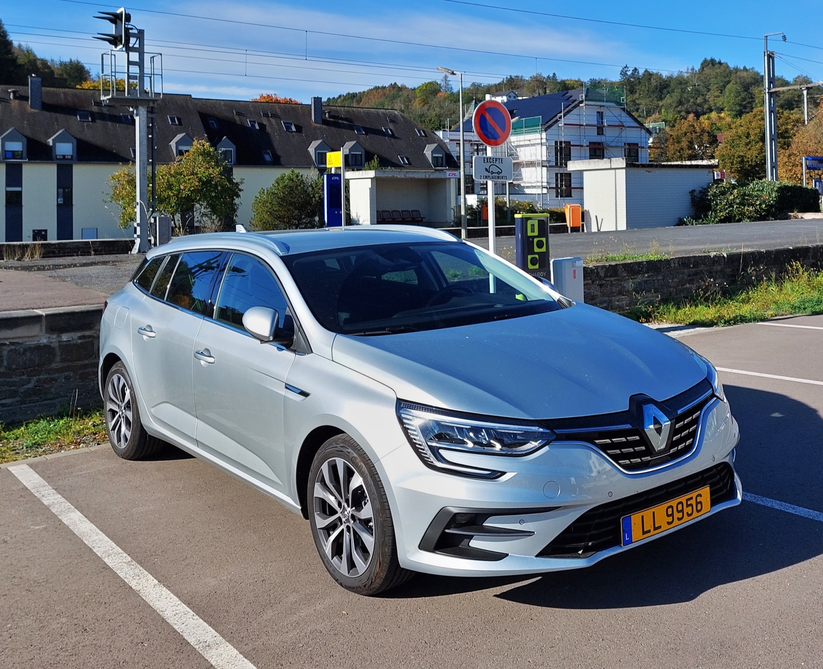 Renault Megane steht am Bahnhof in Wilweriltz. 10.2023 (Händyfoto)