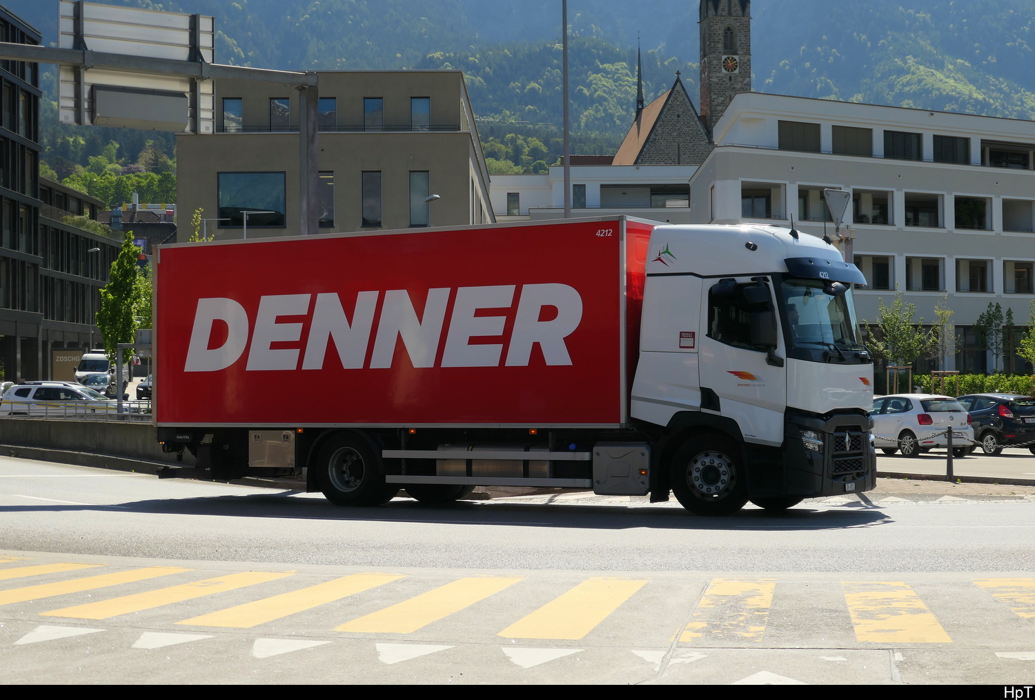 Renault mit Kastenaufbau unterwegs in Schaan/FL am 30.04.2026