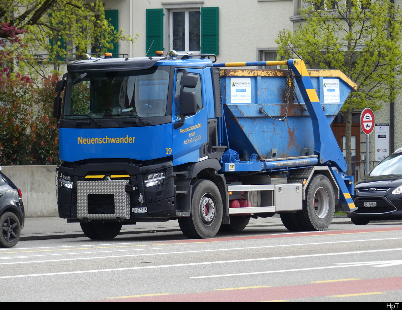 Renault mit Muldentransporter unterwegs in der Stadt Solothurn am 19.04.2023
