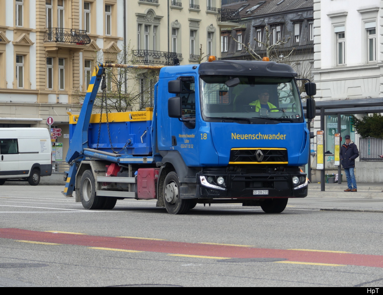 Renault mit Muldentransporter unterwegs in der Stadt Solothurn am 19.04.2023