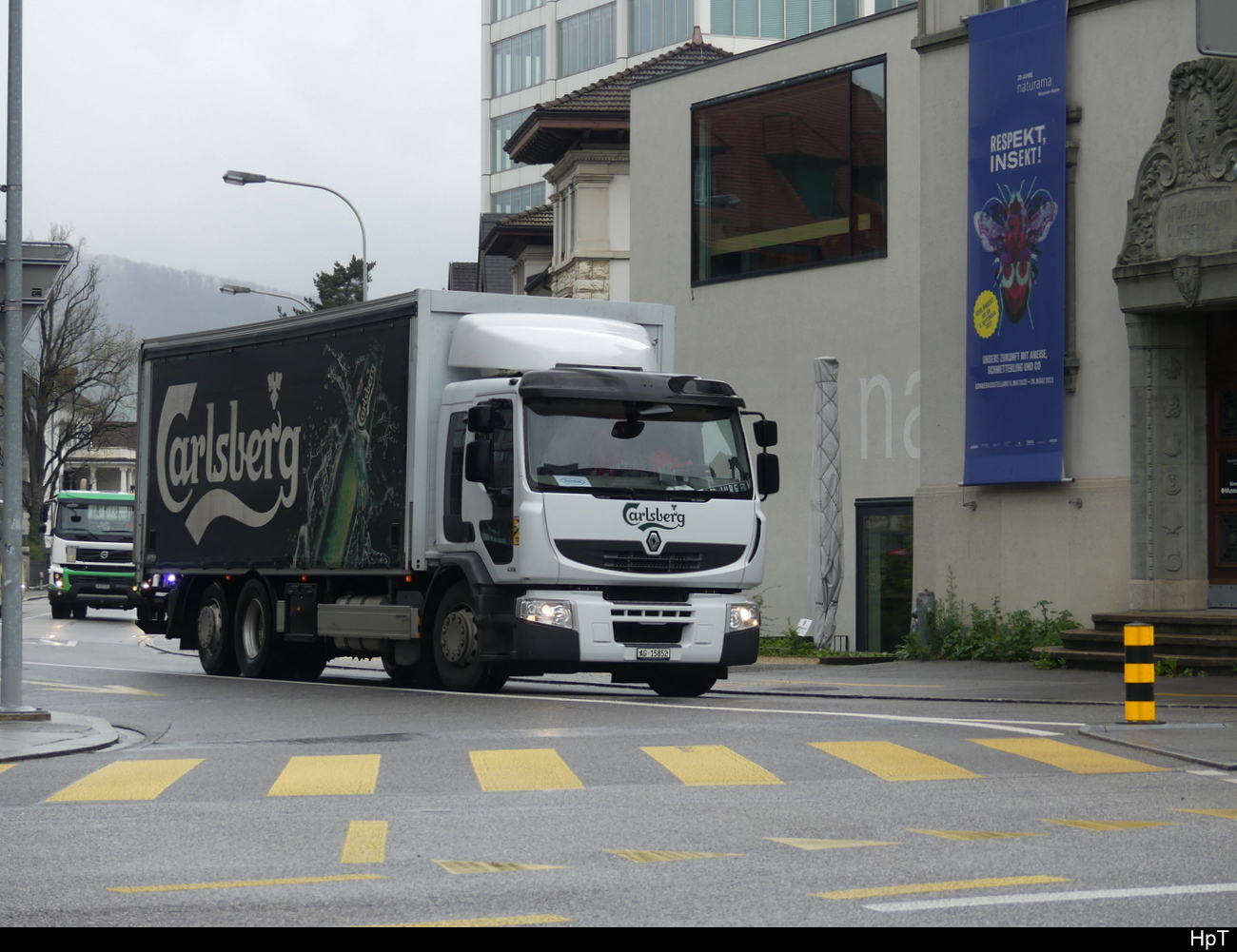 Renault mit Pritschenaufbau unterwegs in der Stadt Aarau am 17.04.2023