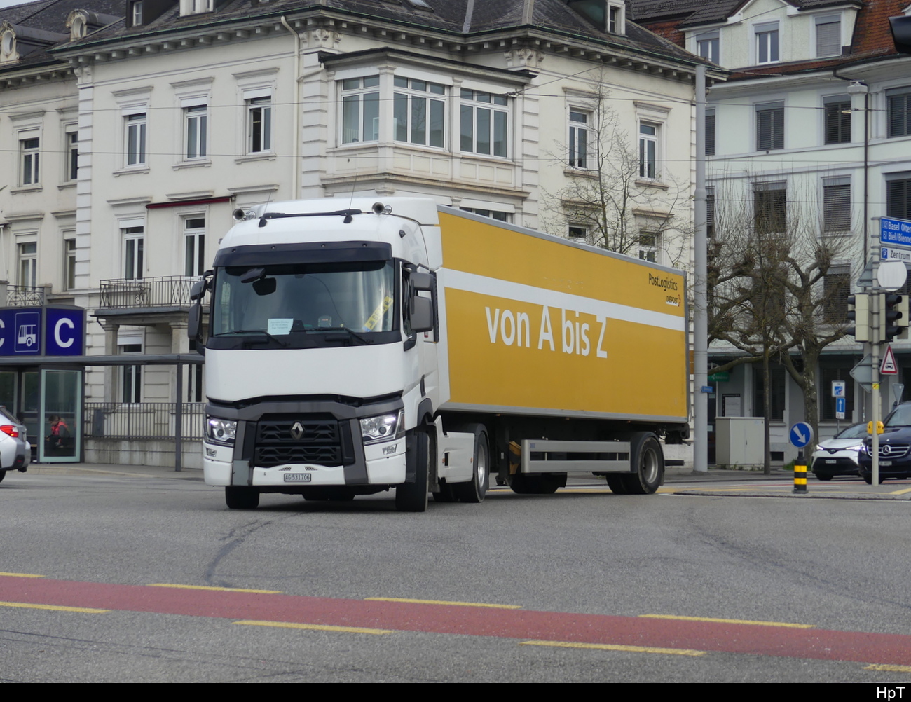 Renault mit Sattelschlepper unterwegs in der Stadt Solothurn am 19.04.2023