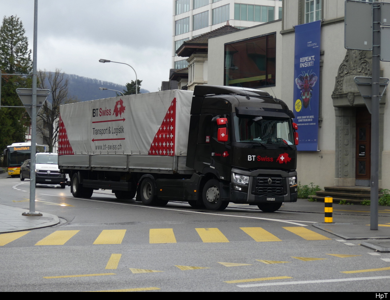 Renault mit Sattelschlepper unterwegs in der Stadt Aarau am 17.04.2023