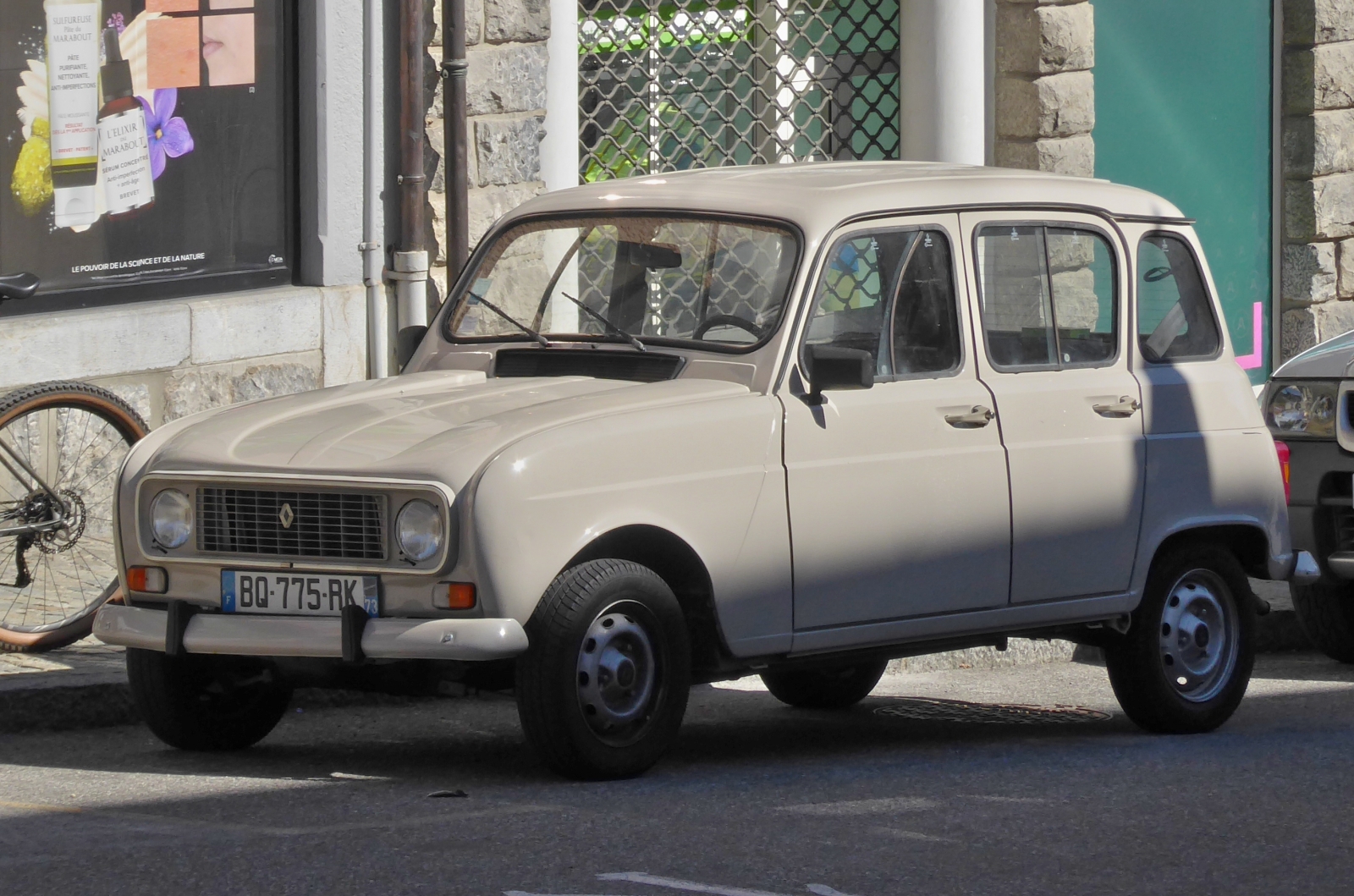 Renault R4 stand am Straßenrand.  09.2022