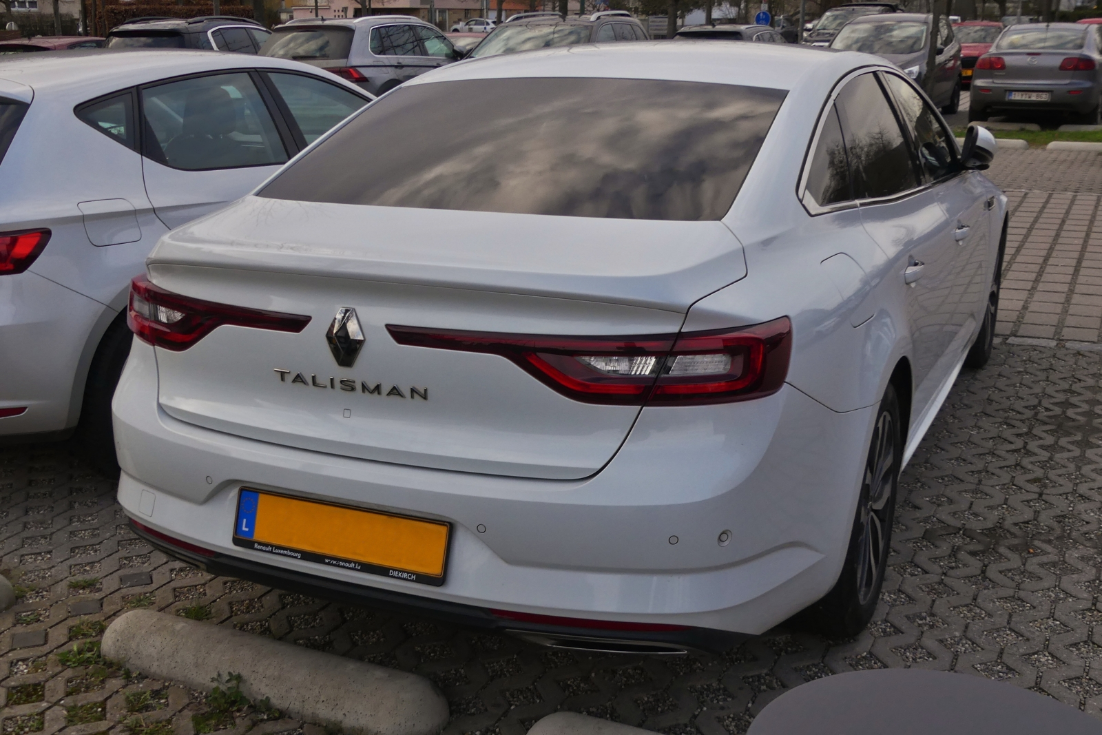 Renault Talisman gesehen auf einem Parkplatz. 02.2024
