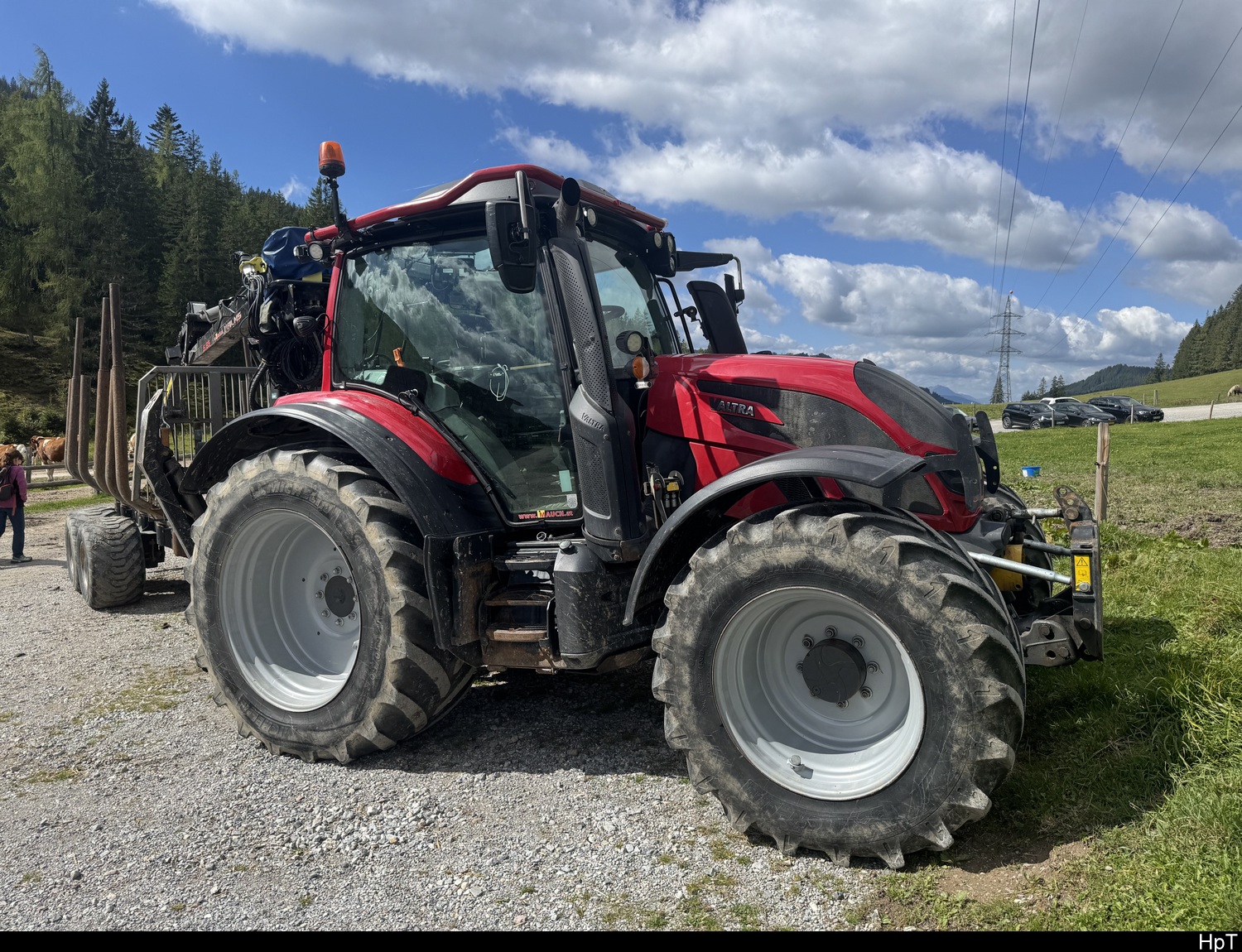 Roter Valtar Traktor auf der Diemtalm am 22.09.2026