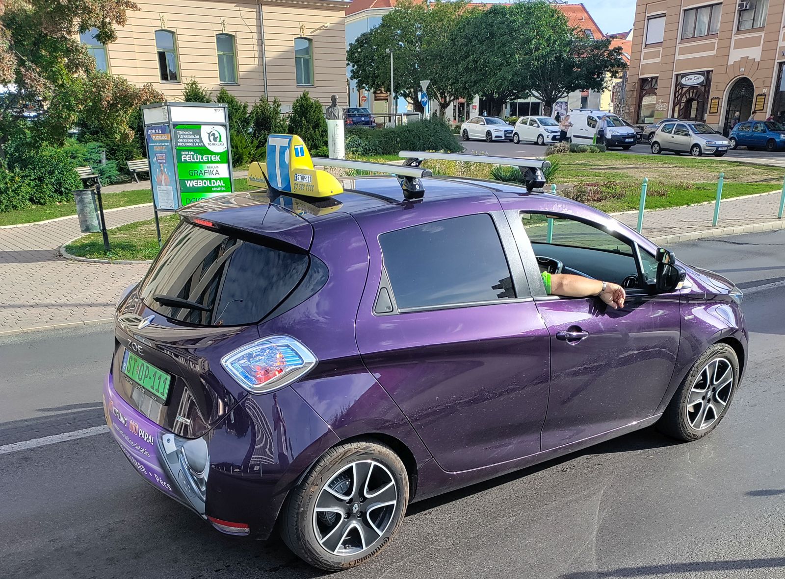 Rückansicht / Seitanansicht: Renault Zoe in Blueberry purple. Foto: September, 2022