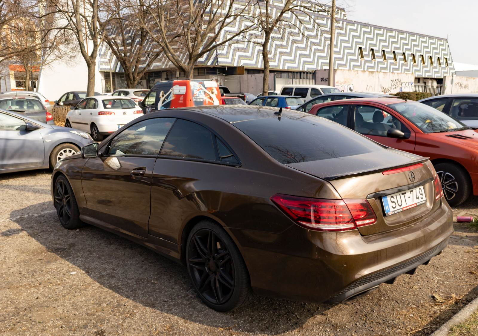 Rückansicht / Seitenansicht : brauner Mercedes-benz E-Klasse Coupé C207 Facelift. Foto: 03.2022.