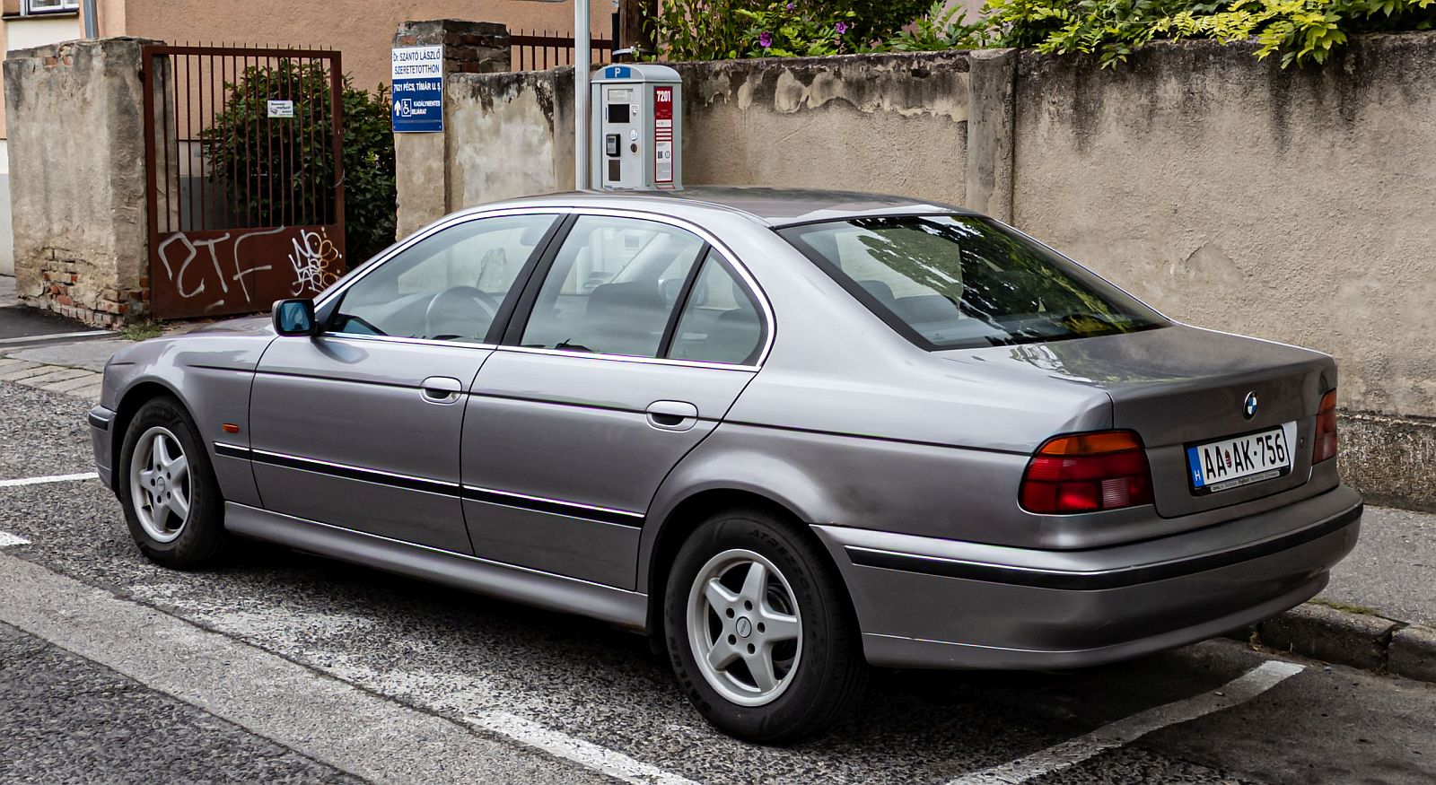 Rückansicht / Seitenansicht: BMW 5 E39. Foto: August, 2023