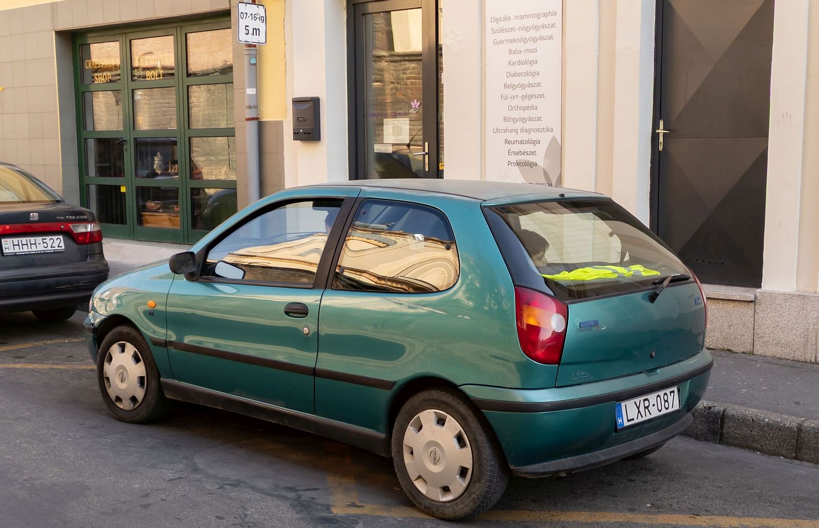 Rückansicht / Seitenansicht: dreitürer Fiat Palio Mk1 aus dem Jahr 2000 in der Farbe verde Manaos . Foto: 03.2022.