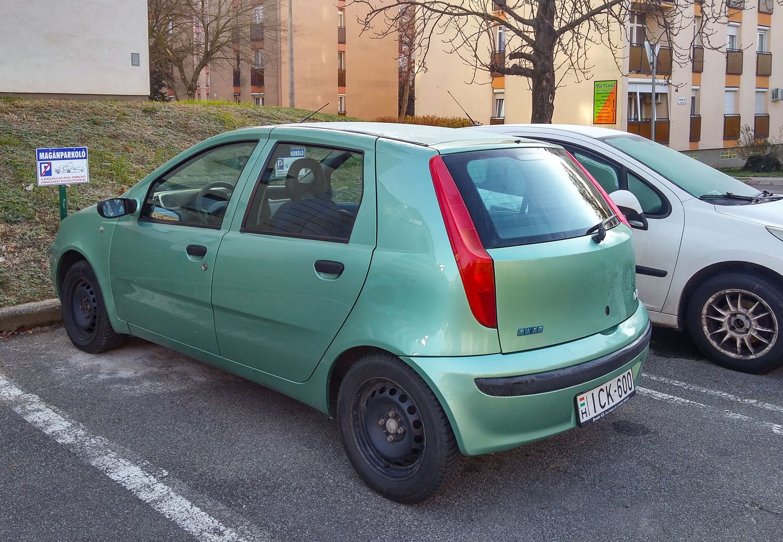 Rückansicht / Seitenansicht: Fiat Punto Mk2 in Verde Demetra. Aufnahme: 12.2021.