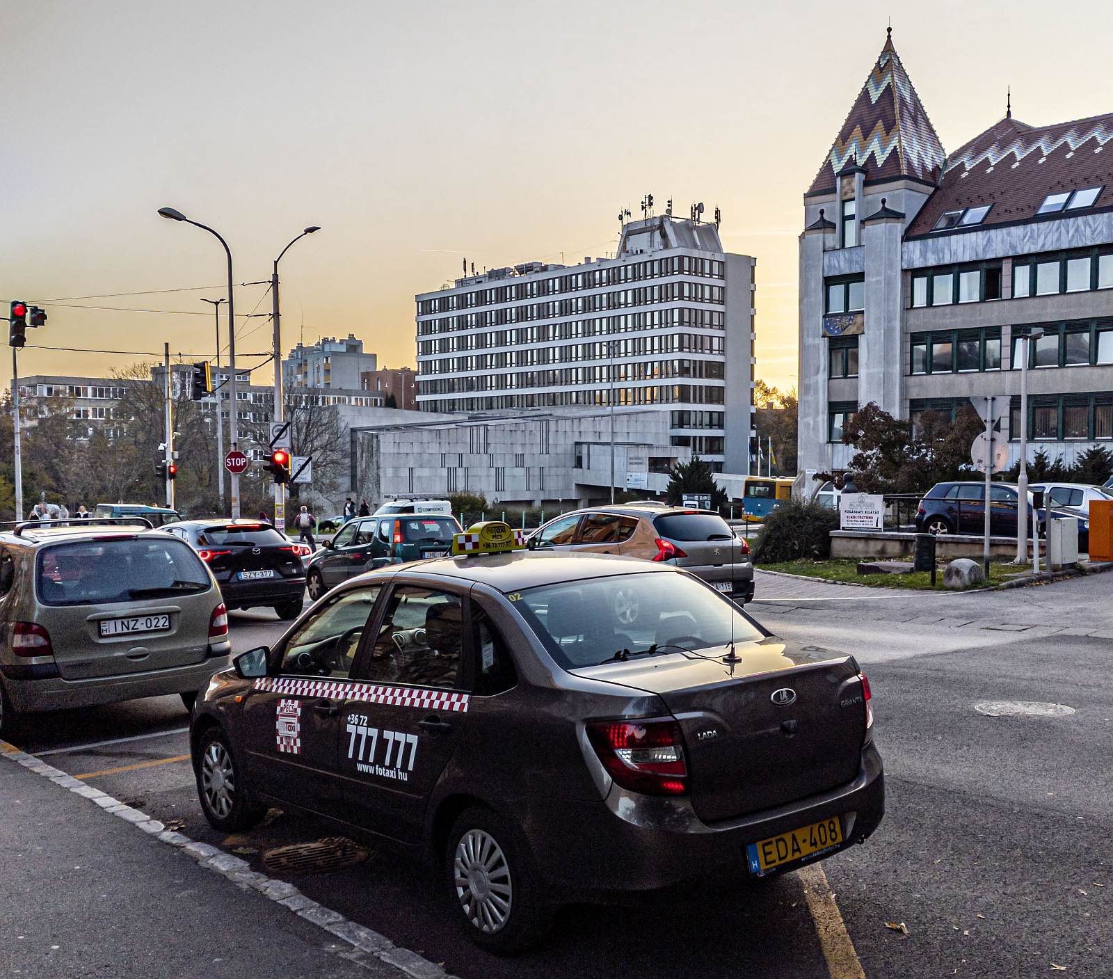 Rückansicht / Seitenansicht: Lada Granta als Taxi. Foto: November, 2022.