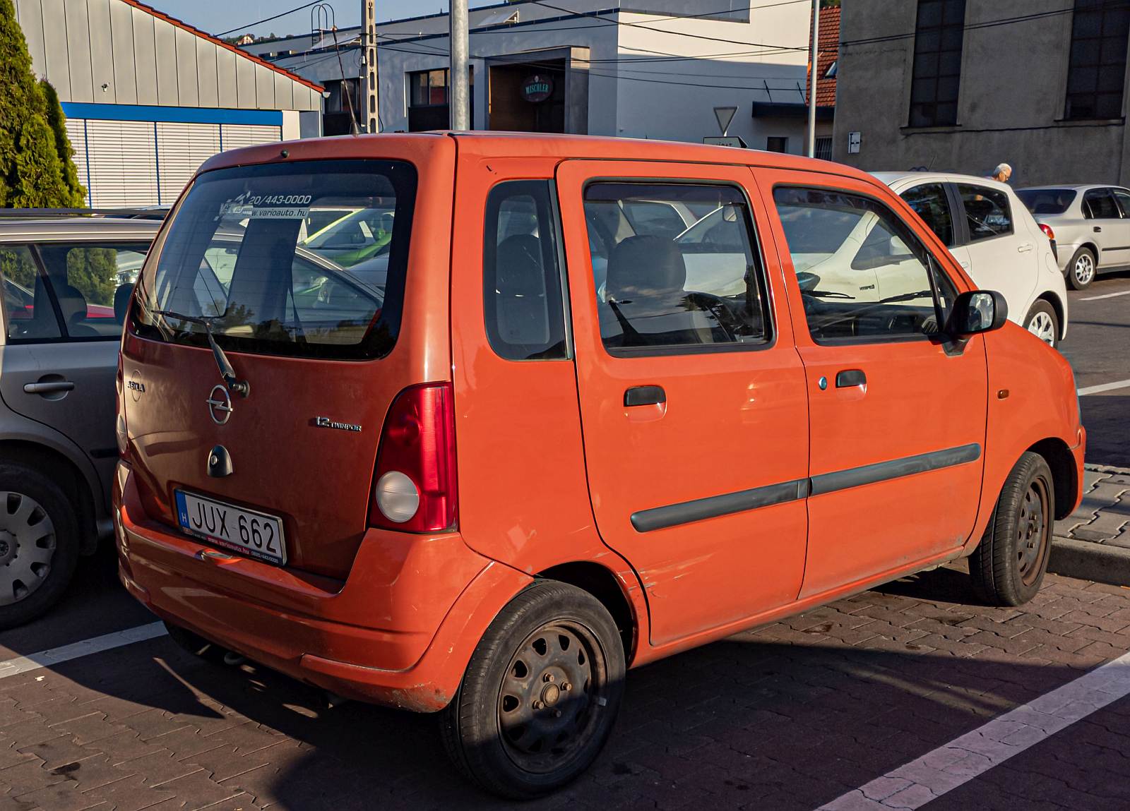 Rückansicht / Seitenansicht: Opel Agila (erste Generation) in orange. Foto: Juni, 2022.