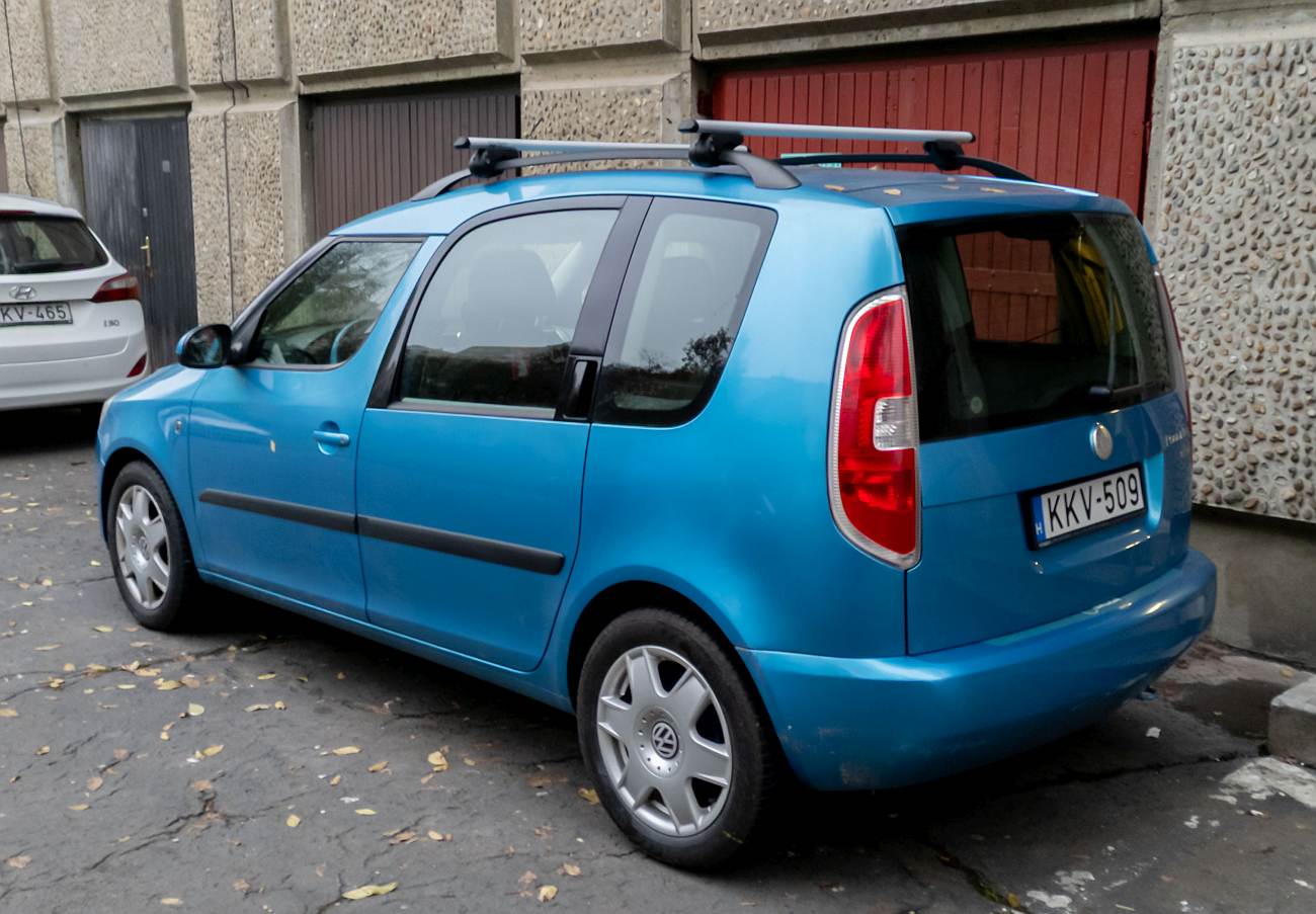 Rückansicht / Seitenansicht: Skoda Roomster (Ocean Blue) mit VW Golf IV Felgen. Foto: Dezember, 2022.