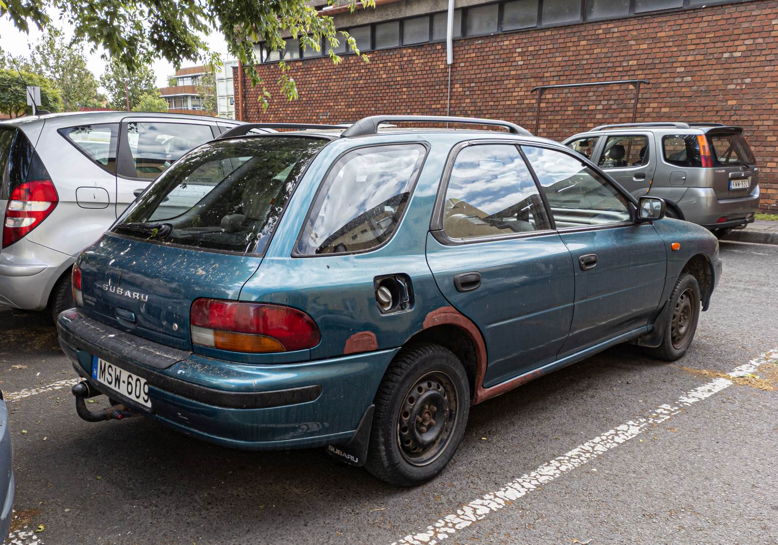 Rückansicht / Seitenansicht: Subaru Impreza Wagon der ersten Generation. Foto: Mai, 2022.