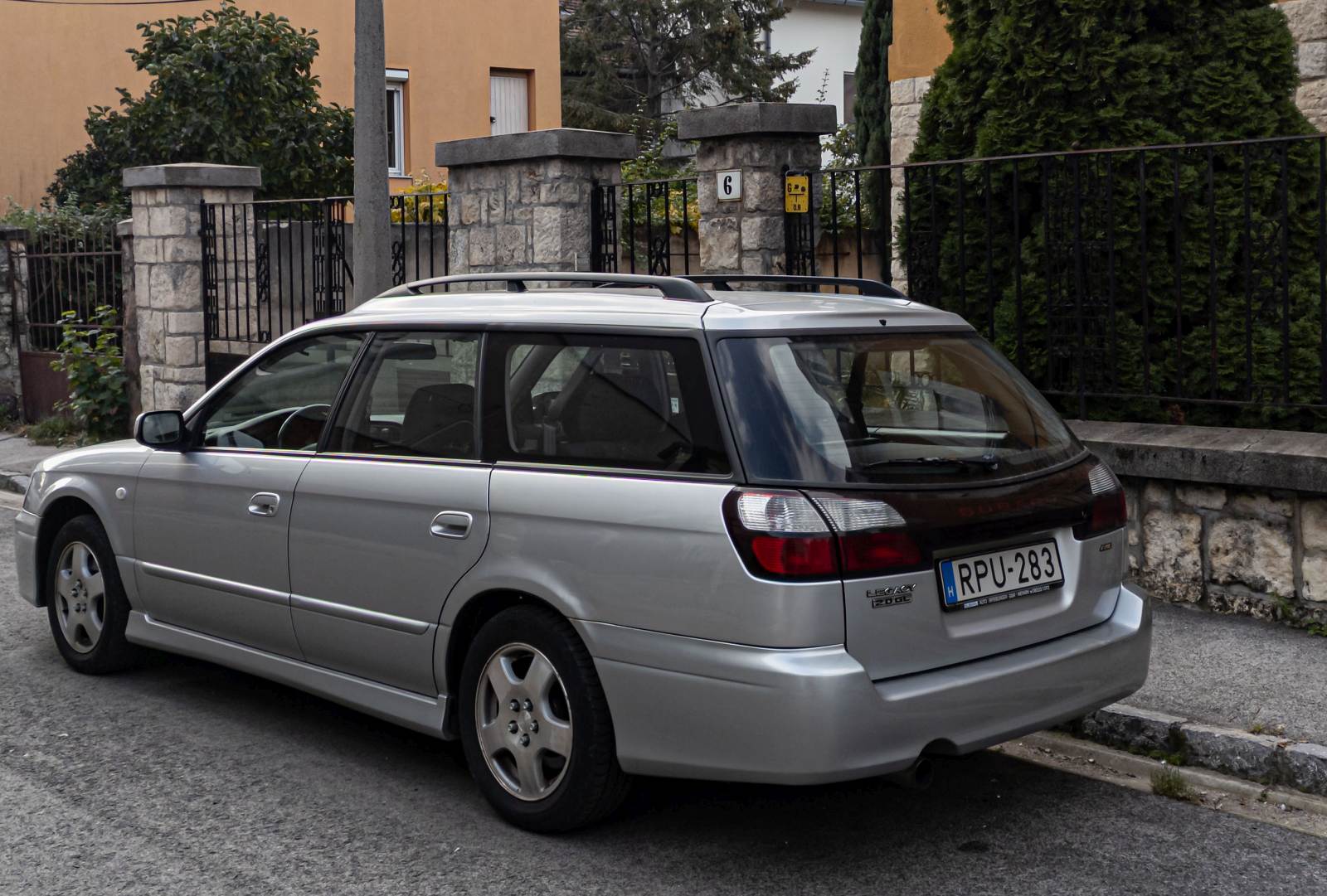 Rückansicht / Seitenansicht: Subaru Legacy Wagon der dritten Generation (1998-2003), gesehen in Oktober, 2022.