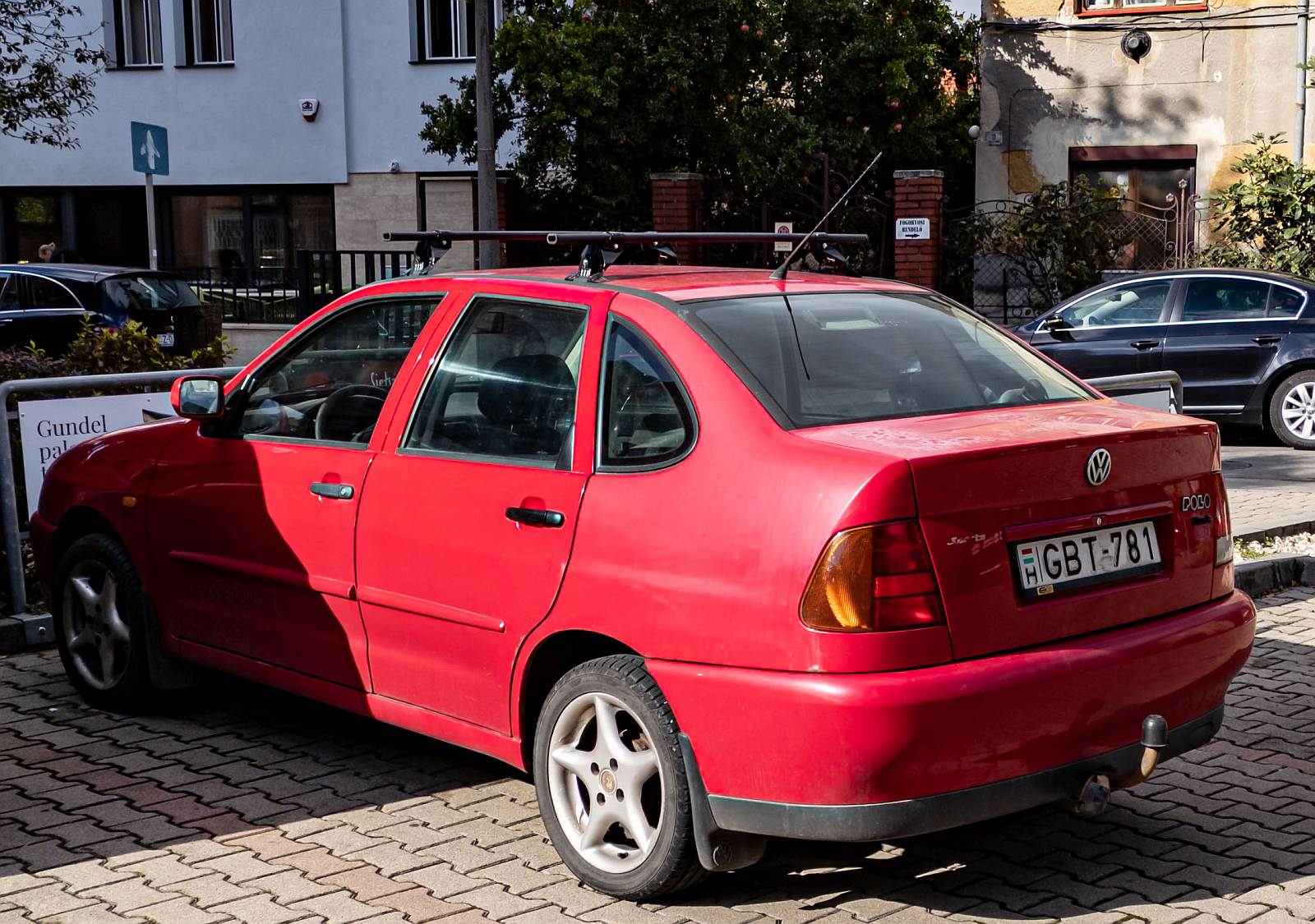 Rückansicht / Seitenansicht: VW Polo Classic, alias Stufenheck Polo in der dritten Generation. Foto: 09.2023.