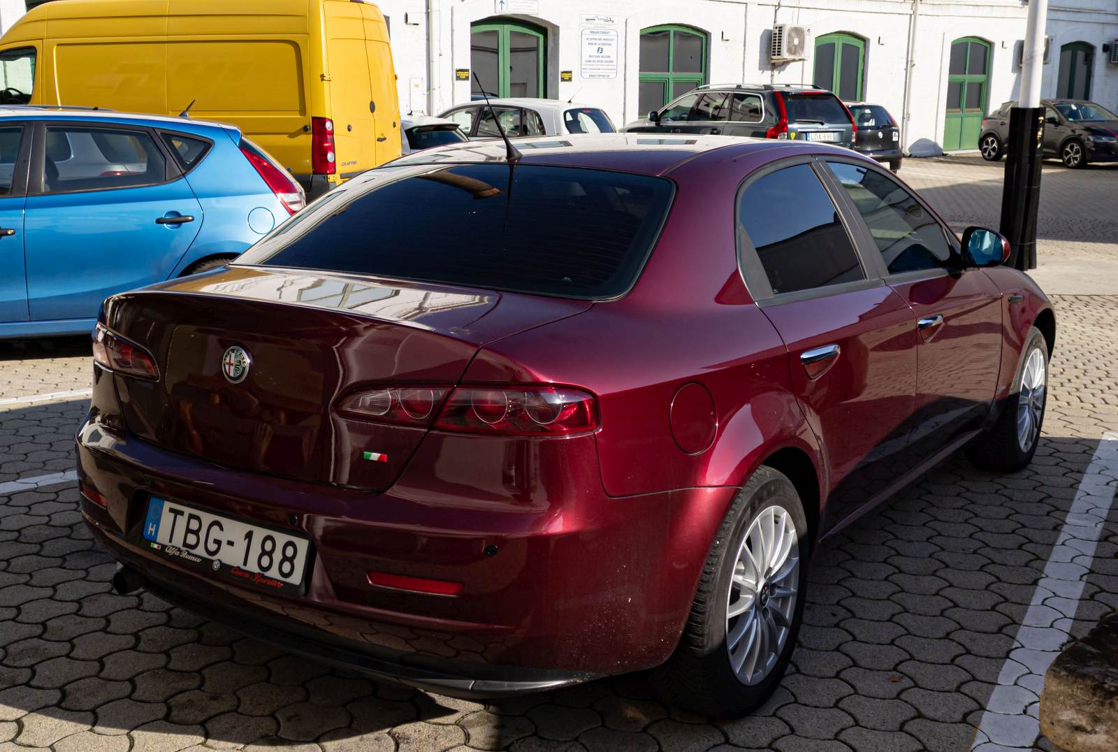 Rückansicht: Alfa-Romeo 159 in der Farbe Rosso Rubino. Interessant wie unterschiedlich diese farbe sich in direkte Sonnensein und in Streulich aussieht. Foto: Oktober, 2022.
