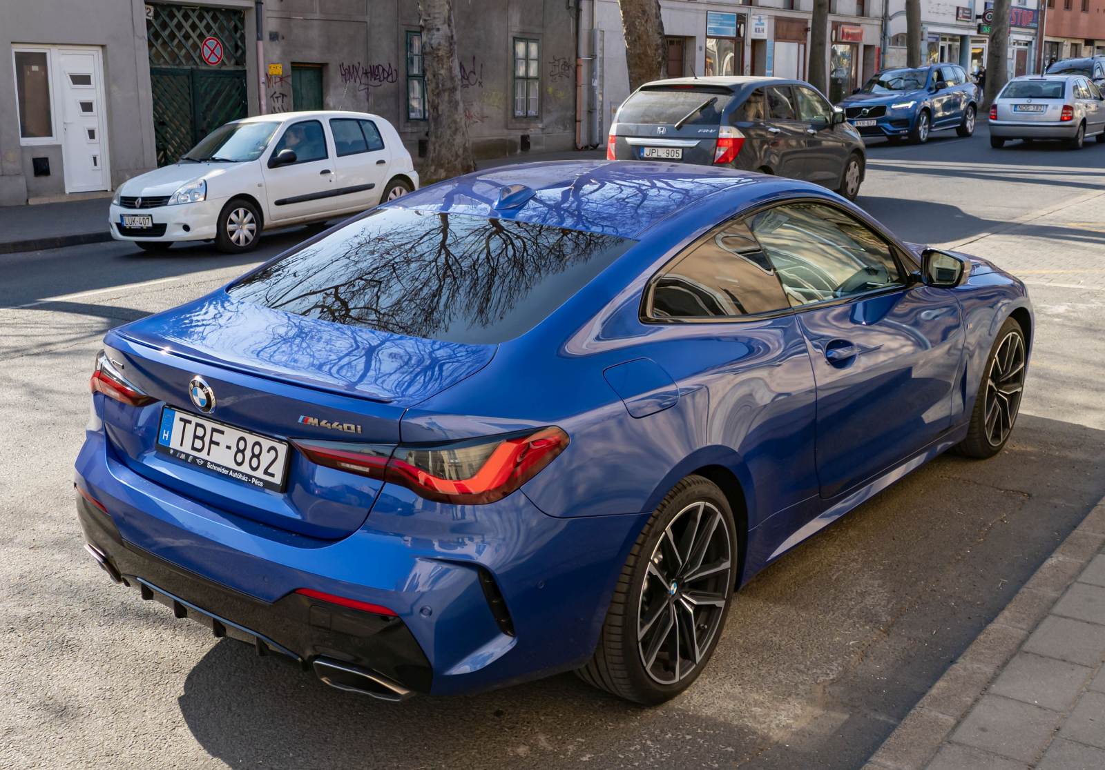 Rückansicht: blauer BMW 4 G22 (2. Generation) Coupé als M440i. Foto: 03.2022.