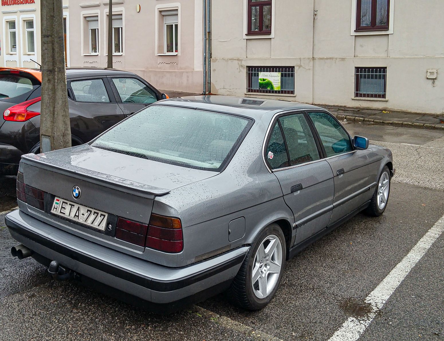 Rückansicht: BMW 5 e34 Coupé. Aufnahme: 12.2021.