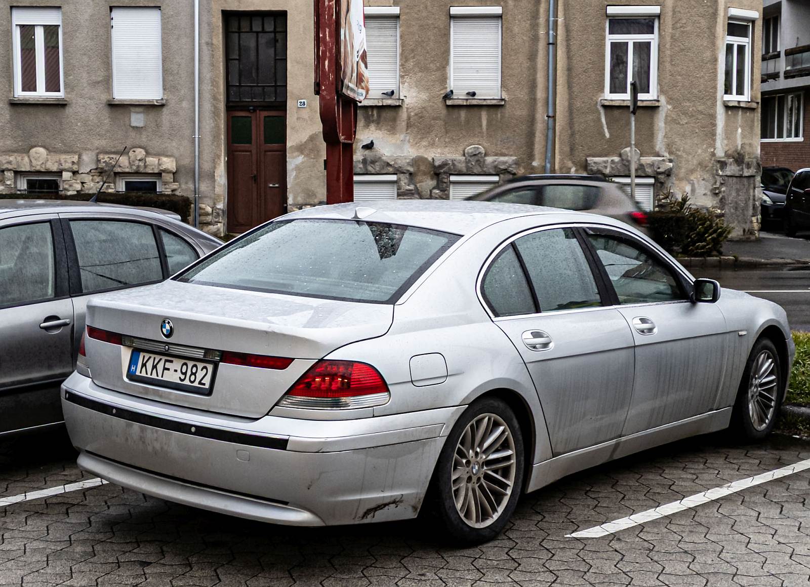 Rückansicht: BMW 7er E65 (vierte Generation). Foto: 01. 2023.