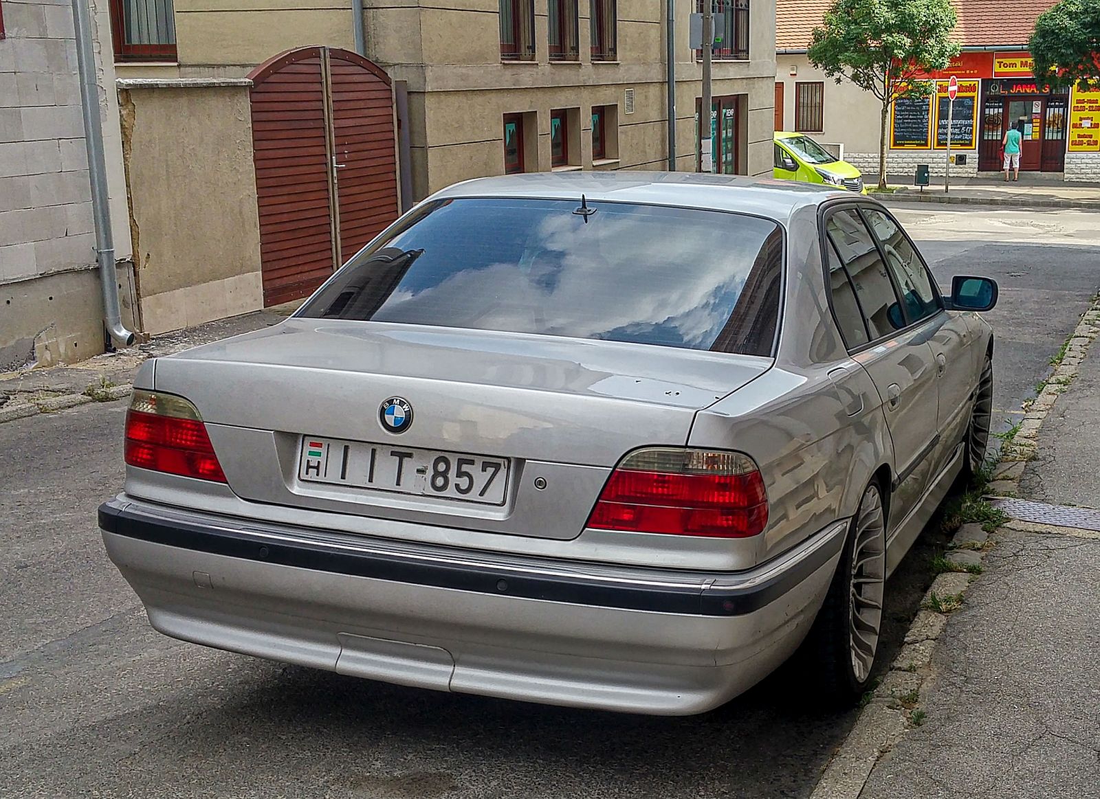 Rückansicht: BMW E38 7-er, gesehen in Juli, 2021.