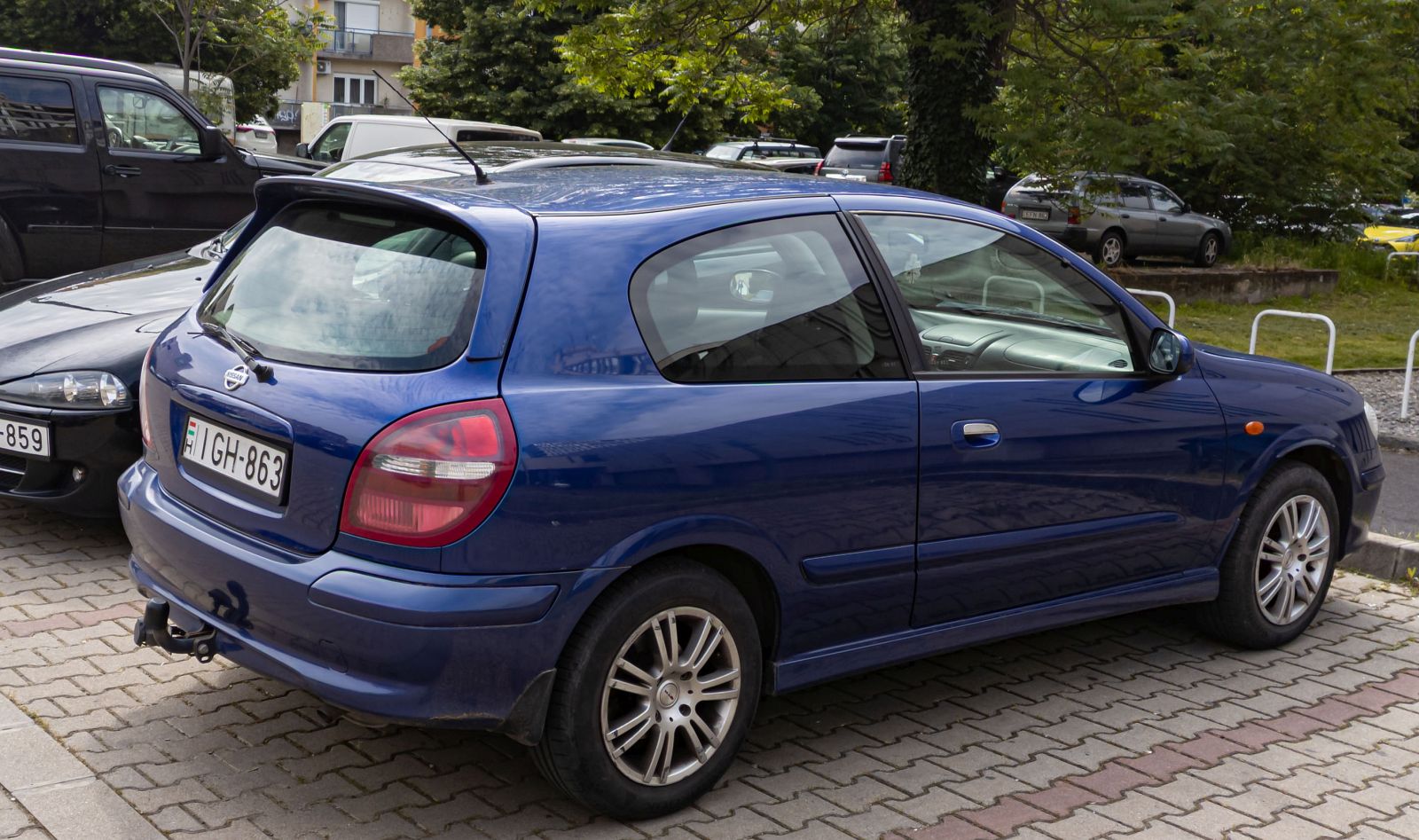 Rückansicht: Dreitürer Nissan Almera N16 (zweite Generation) in der Farbe Mystic Blau (Cadbury Blue) Foto. 05.2023.