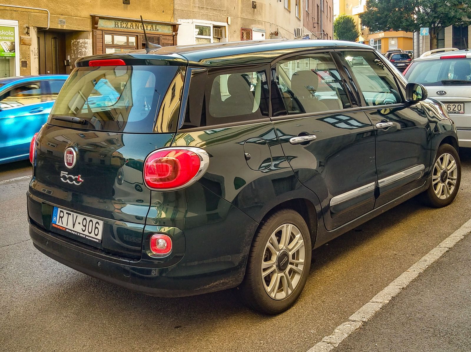 Rückansicht: Fiat 500L in Toscana Green. Foto: 08.2021.
