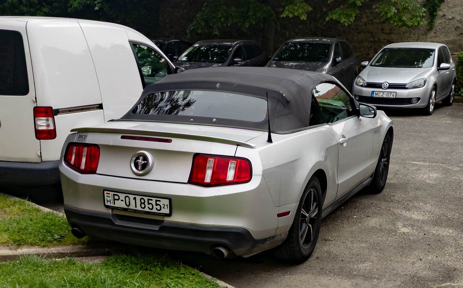 Rückansicht: Ford Mustang Cabriolet. Foto: Mai, 2022.
