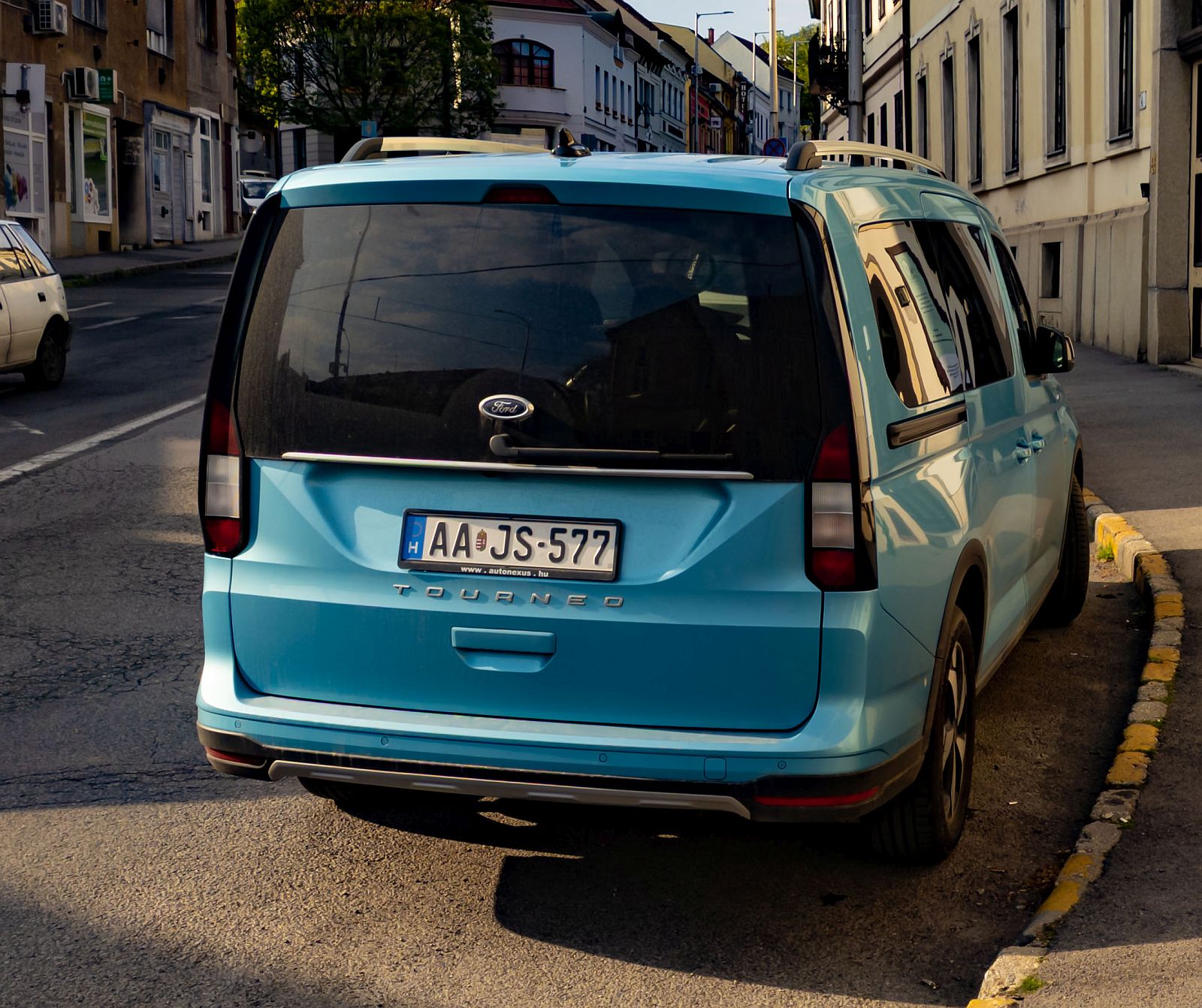 Rückansicht: Ford Tourneo Connect Mk3 (Boundless Blue) auf dem Basis des Caddy. Foto: April, 2023.