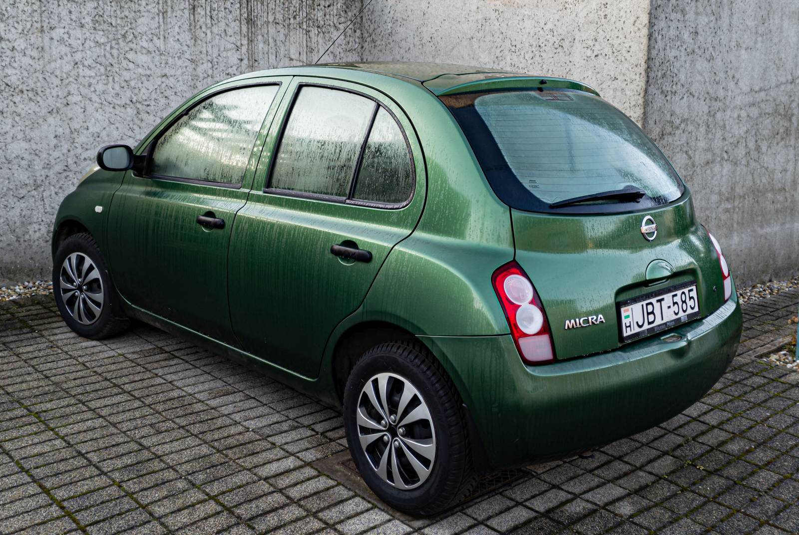 Rückansicht: grüner Nissan Micra K12 (dritte generation). Die Aufnahme stammt von Dezember, 2022.
