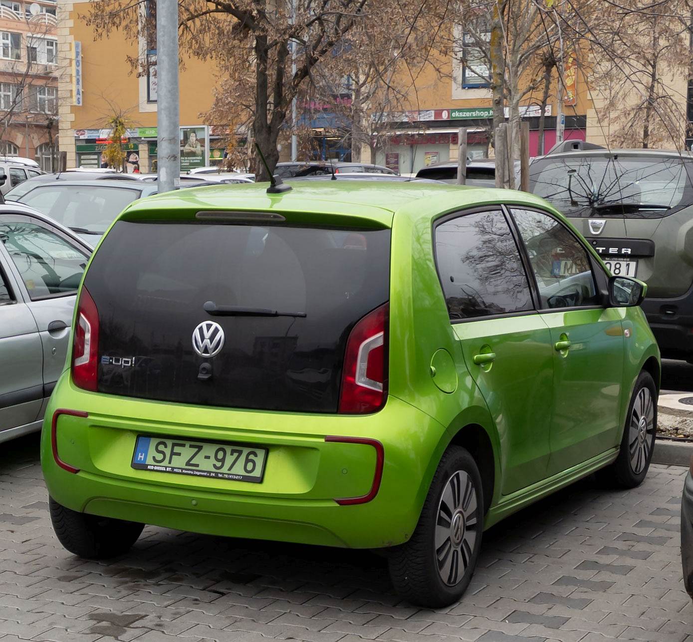 Rückansicht: grüner VW e-UP. Foto: Dezember, 2022.