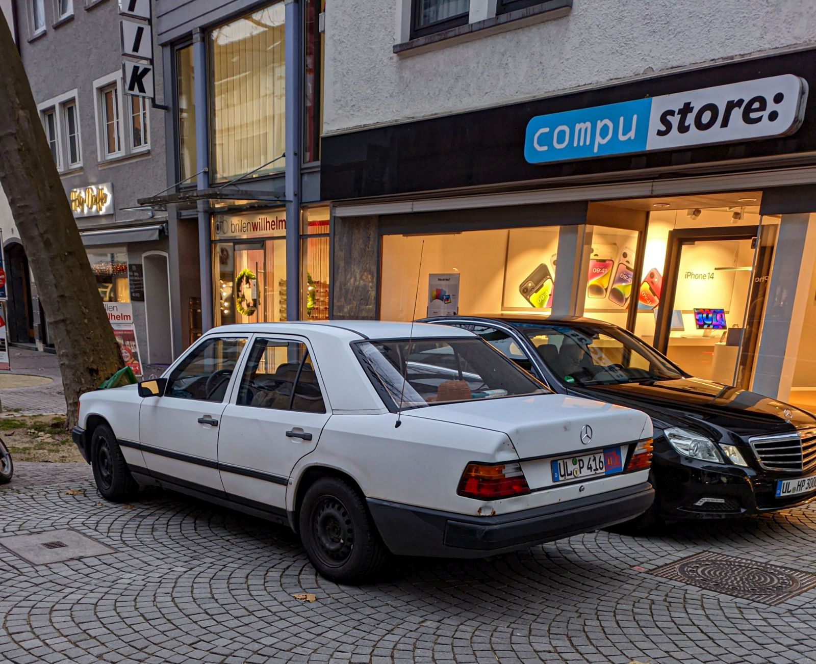 Rückansicht: Mercedes-Benz W124 E-Klasse. Foto: Ulm, Deutschland, Dezember, 2022