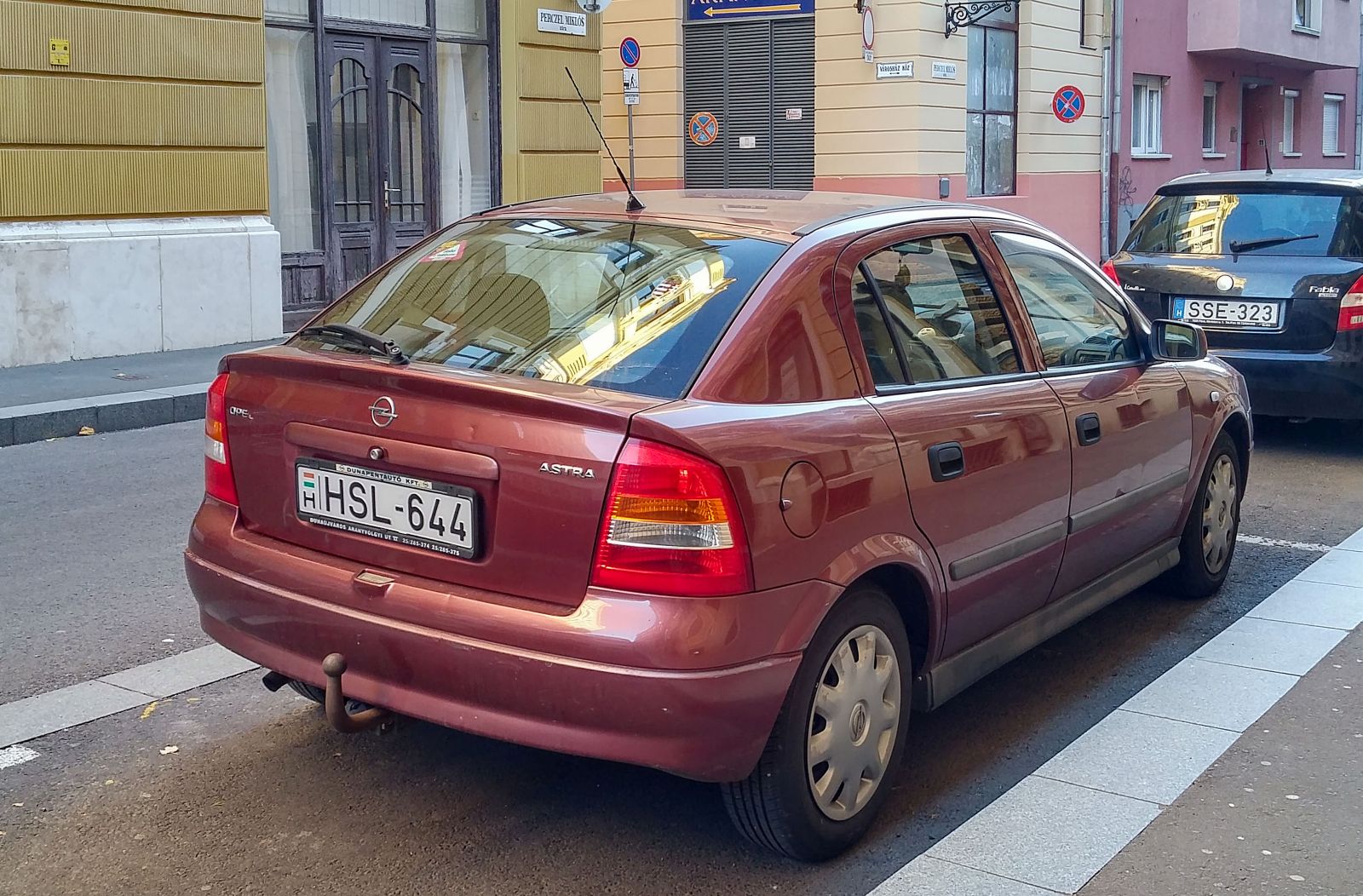 Rückansicht: Opel Astra G in Barolo Rot. Foto: Oktober, 2021.