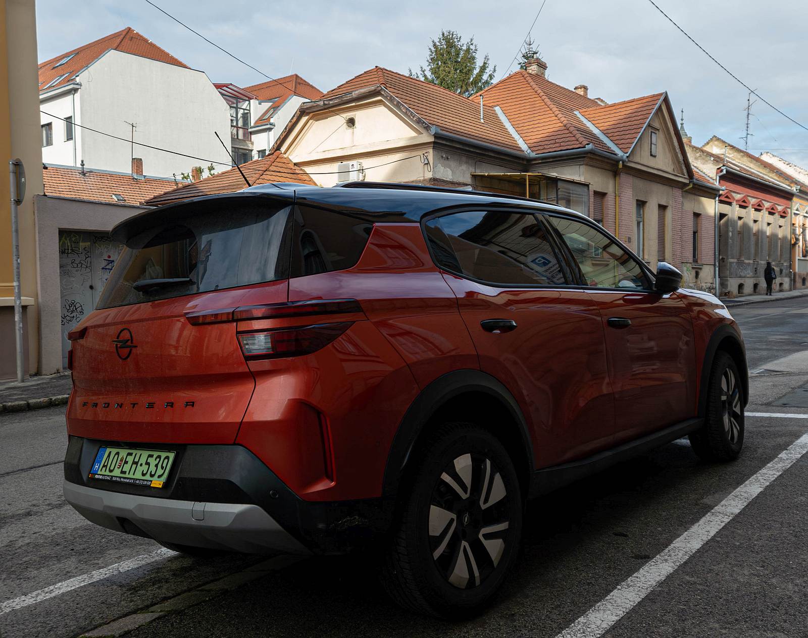 Rückansicht: Opel Frontera (ab 2024) in der Farbe Canyon Orange. Die Aufnahme stammt von 02.2026.