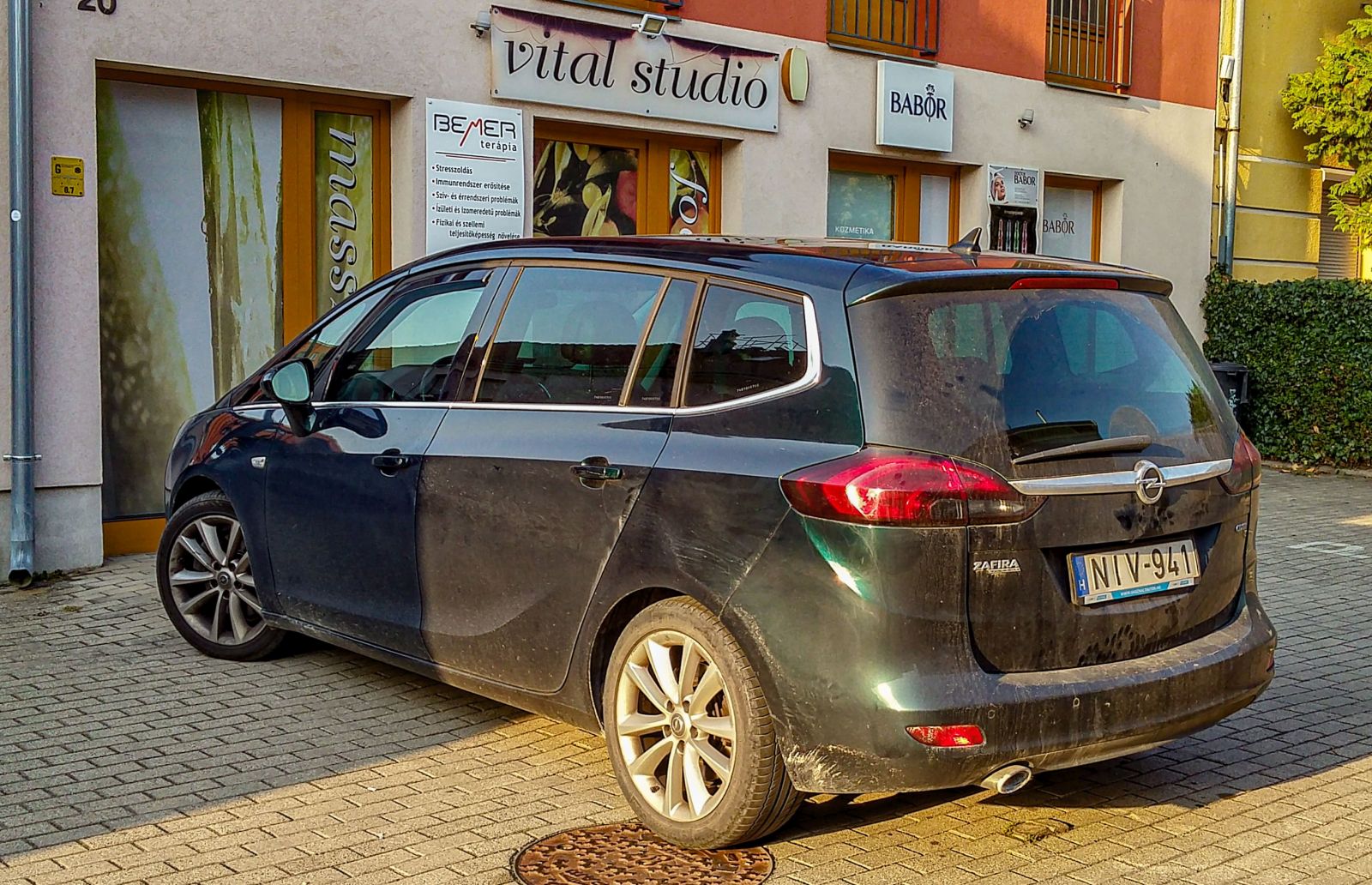 Rückansicht: Opel Zafiar Mk3 in Carra Green. Foto: 09.2021