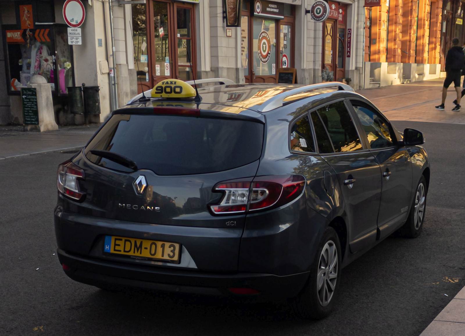 Rückansicht: Renault Mégane Mk3 GrandTour als Taxi. Foto: 06.2022.