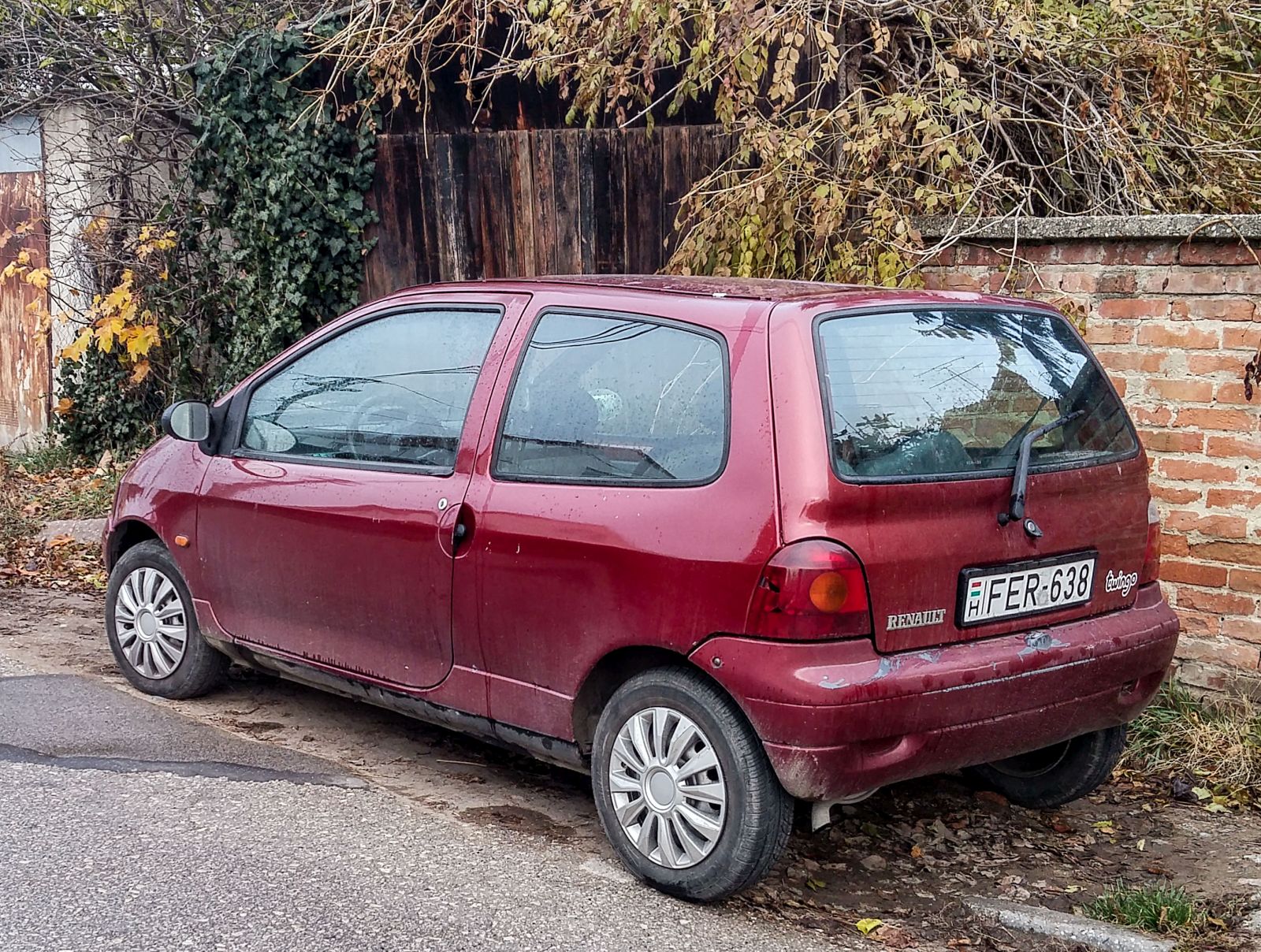 Rückansicht: Renault Twingo in Nacardo (ca. weinrot). Foto: 11.2021.