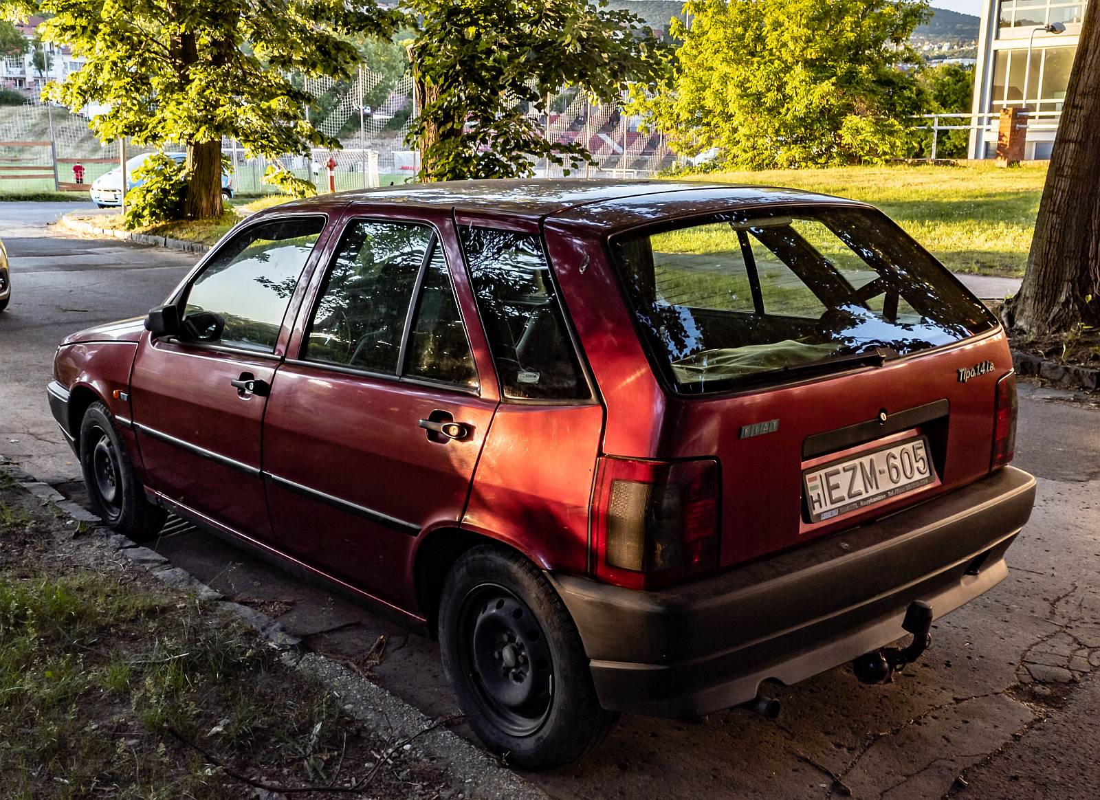 Rückansicht: roter Fiat Tipo. Foto: Mai, 2022.