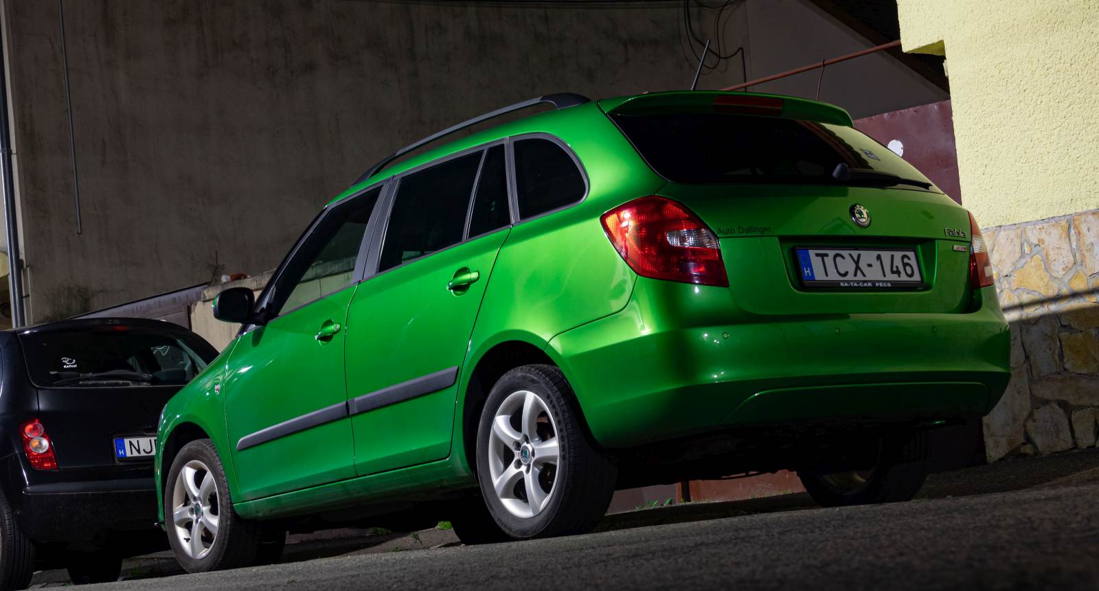 Rückansicht: Skoda Fabia Combi, zweite Generation, in der Farbe Rallye Green (Rallye grün). Foto: August, 2022.