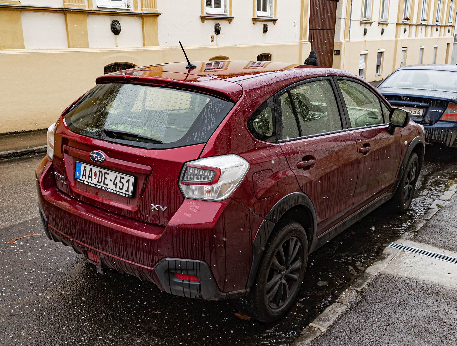 Rückansicht: Subaru XV in dfer Farbe  Venetian Red , gesehen in Oktober, 2022.